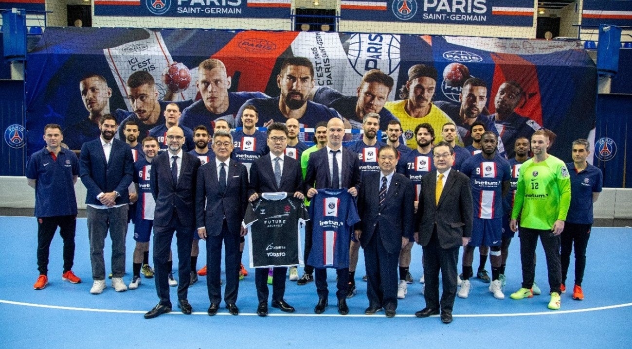 PSGハンドボール ホームコートにて(フランス・パリ) ©PSG  前列左よりヴィクトリアーノ・メレロ氏、武田良太氏、大賀智也、ティエリー・オメイヤー氏、遠藤利明氏、下川眞樹太氏