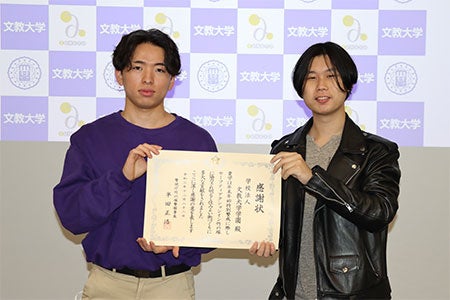 清掃活動に参加した杉本圭さん（左）、ジョナサン・チャンドラ・タンさん（右）