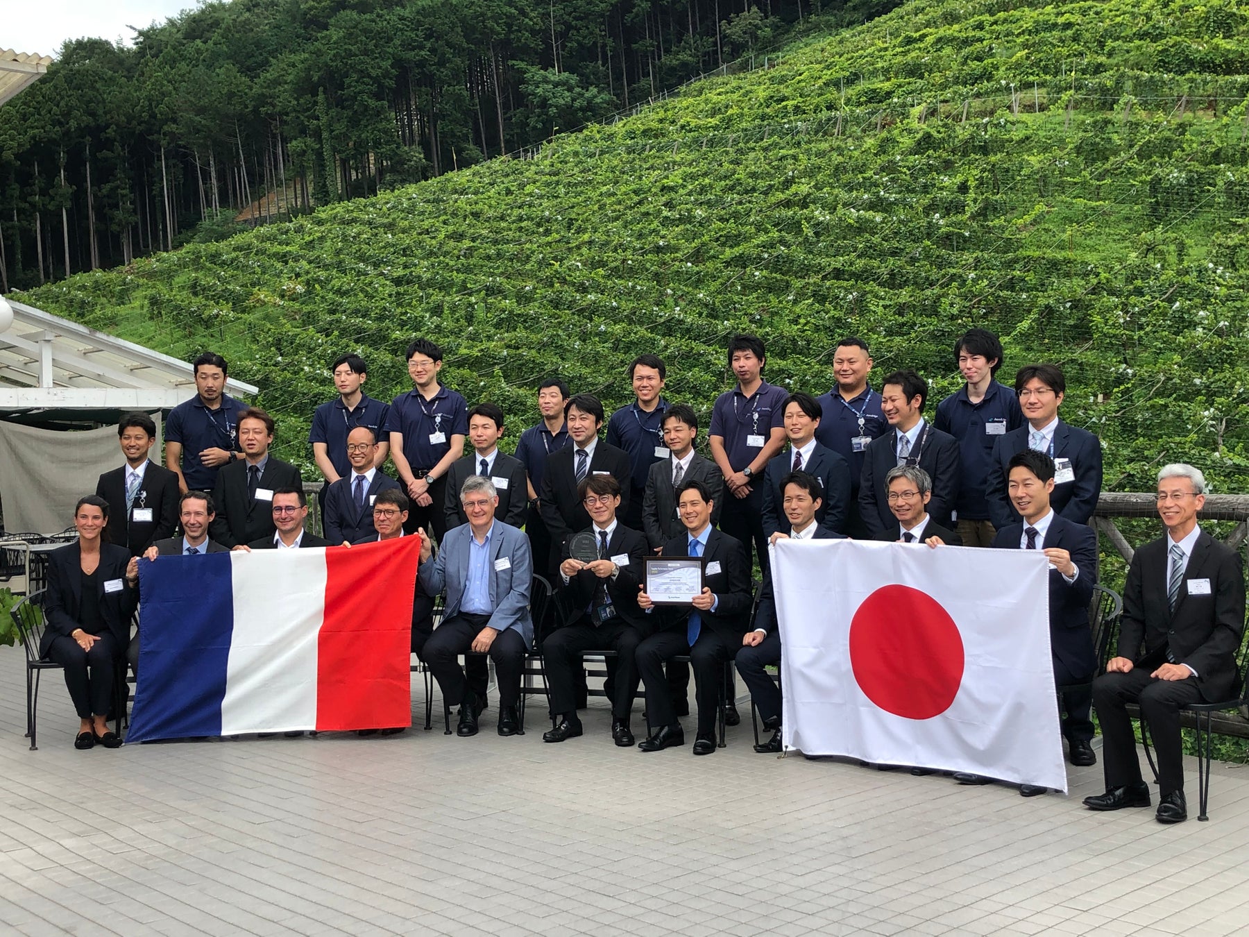 受賞を喜び合うSafran Aircraft Engines社(前列左より5名)とAeroEdgeの社員