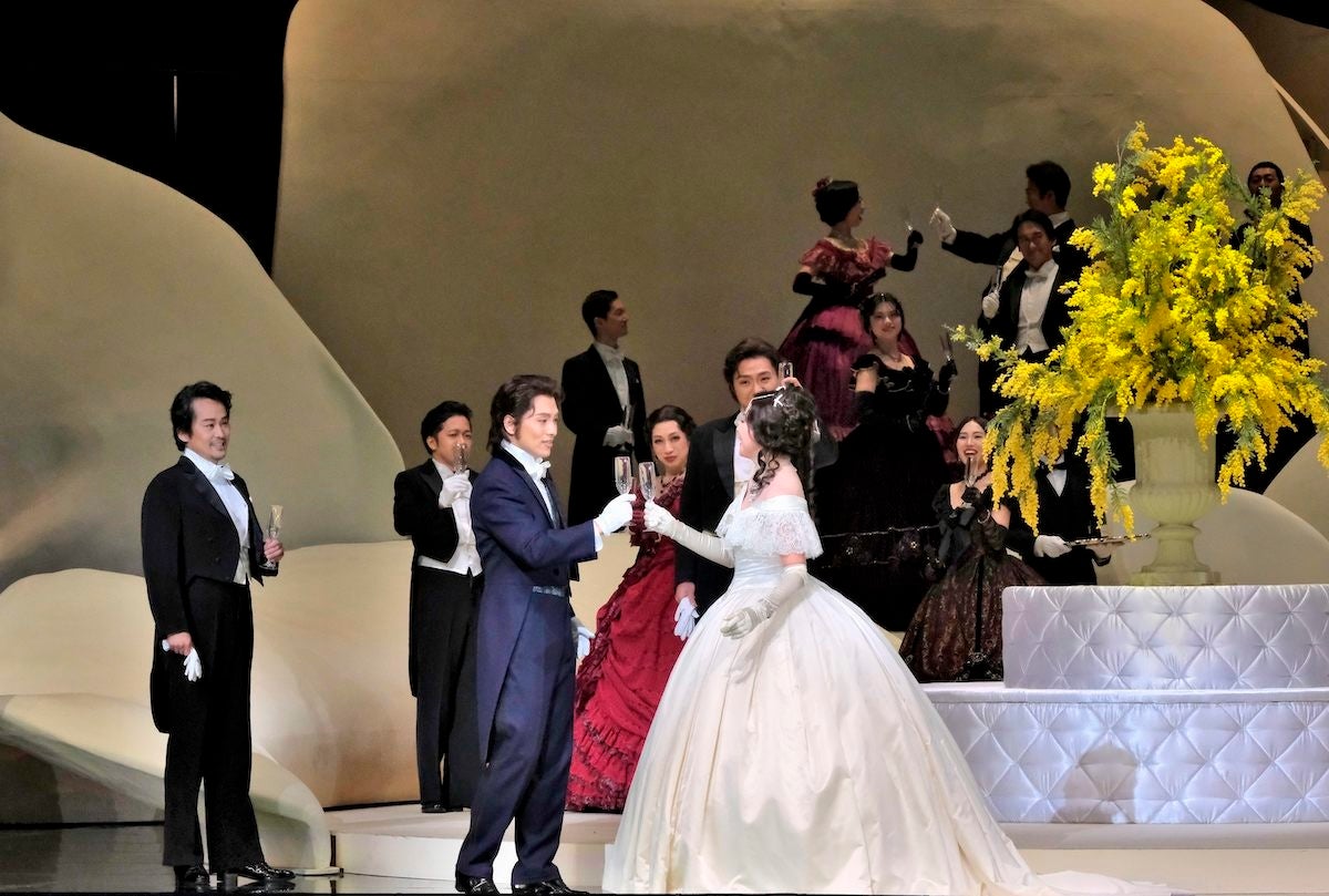 2020年2月上演の『椿姫』より 撮影:三枝近志