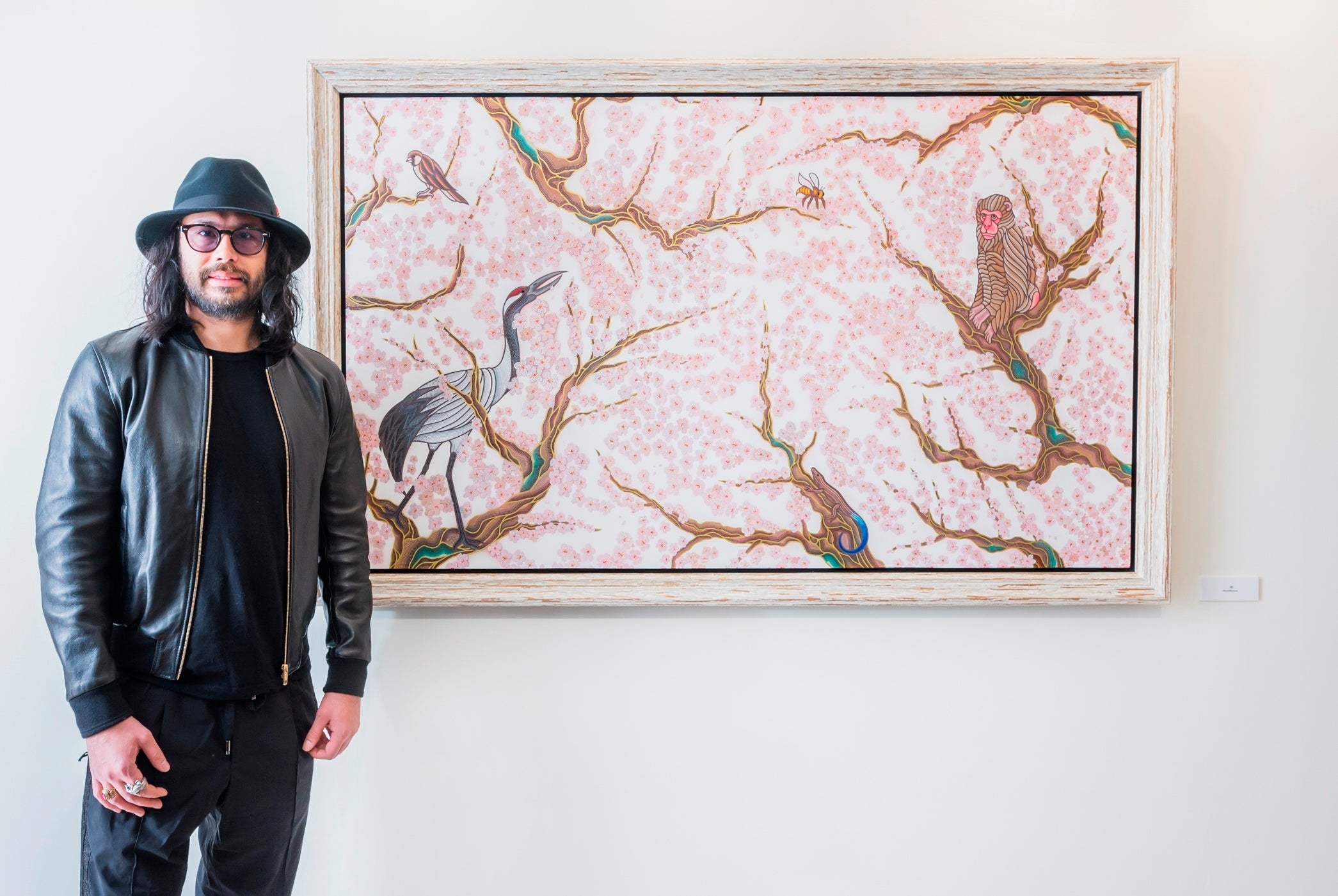 森勉氏と、展示作品「桜 cherryblossom」©Ben Mori