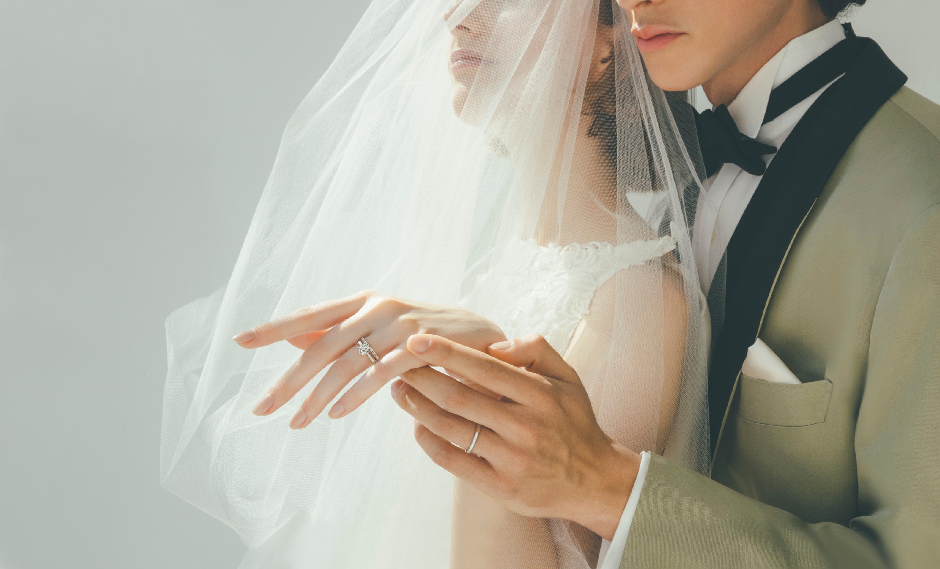 女性（指先から）：ピアチェーレ ソリティア リング ブリッランテ トリープロ フルエタニティ リング 男性：ピアチェーレ ライン 27 リング ©TASAKI