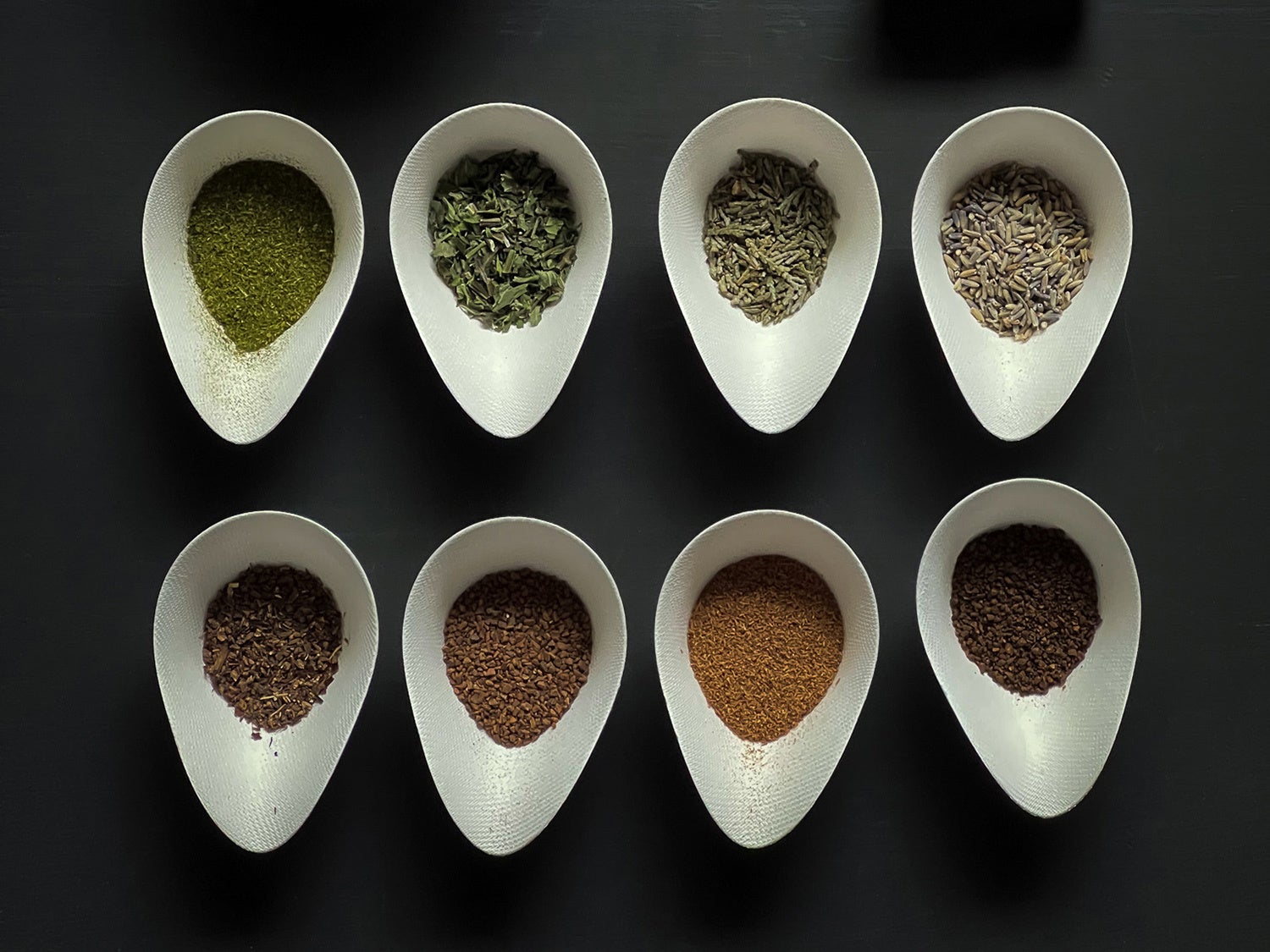 約10種の天然香原料が揃い、白檀、桂皮などに加え、嬉野産の煎茶も。季節によって調香師の新レシピ提案も予定。