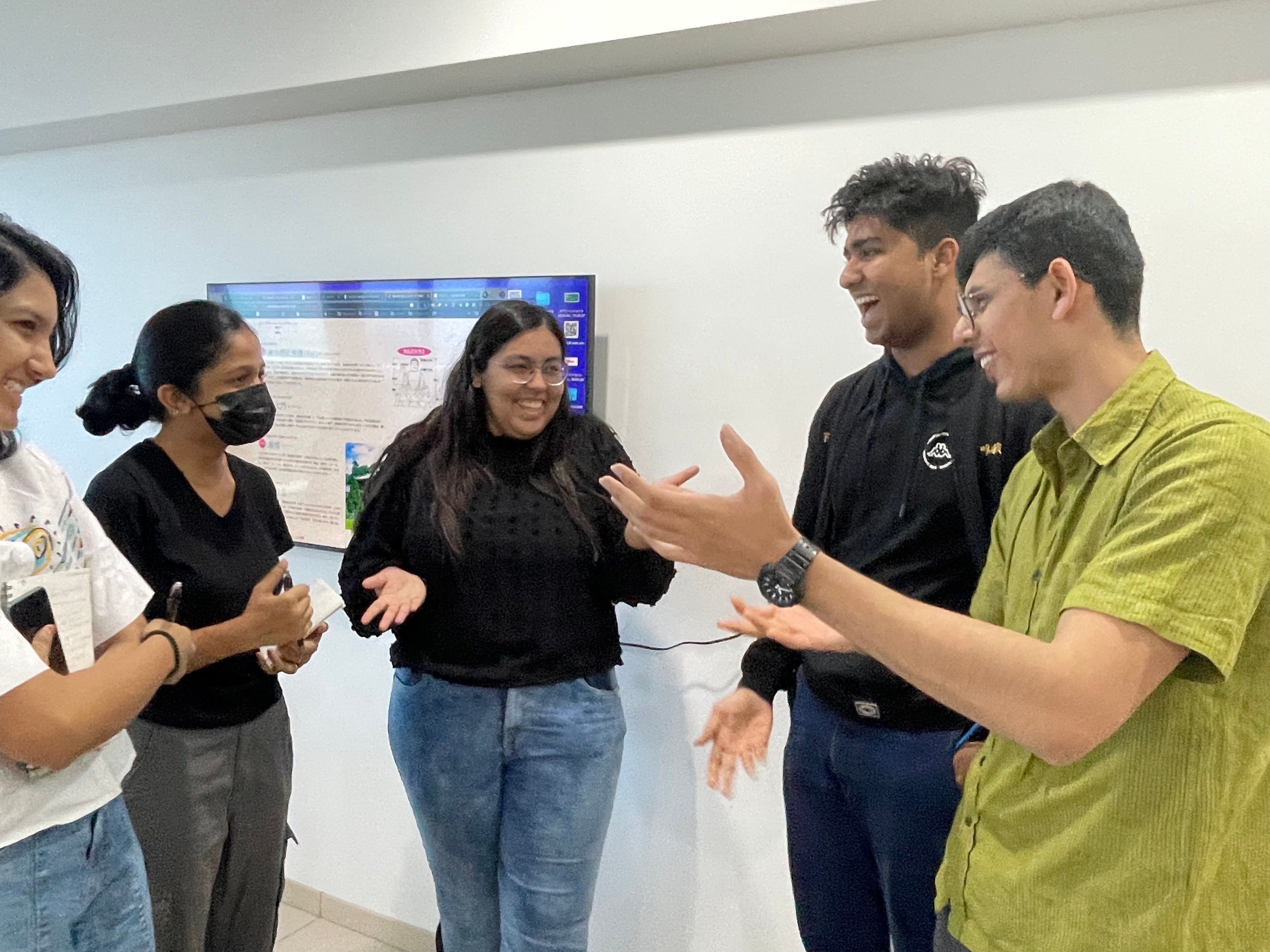 アニメについて談笑するRUBIKA生徒達