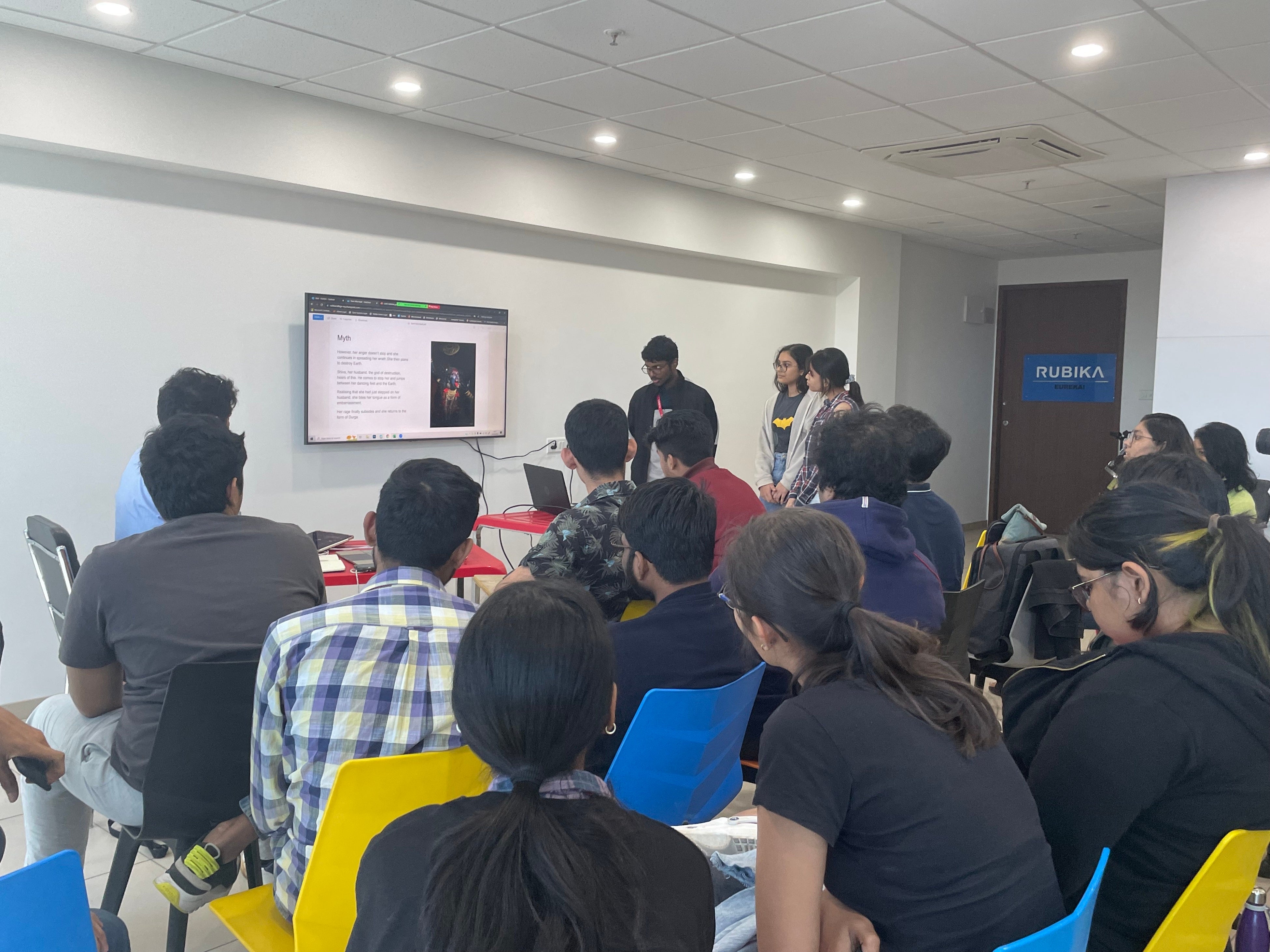 インドの神話キャラクターのプレゼンテーションをするRUBIKAの生徒達