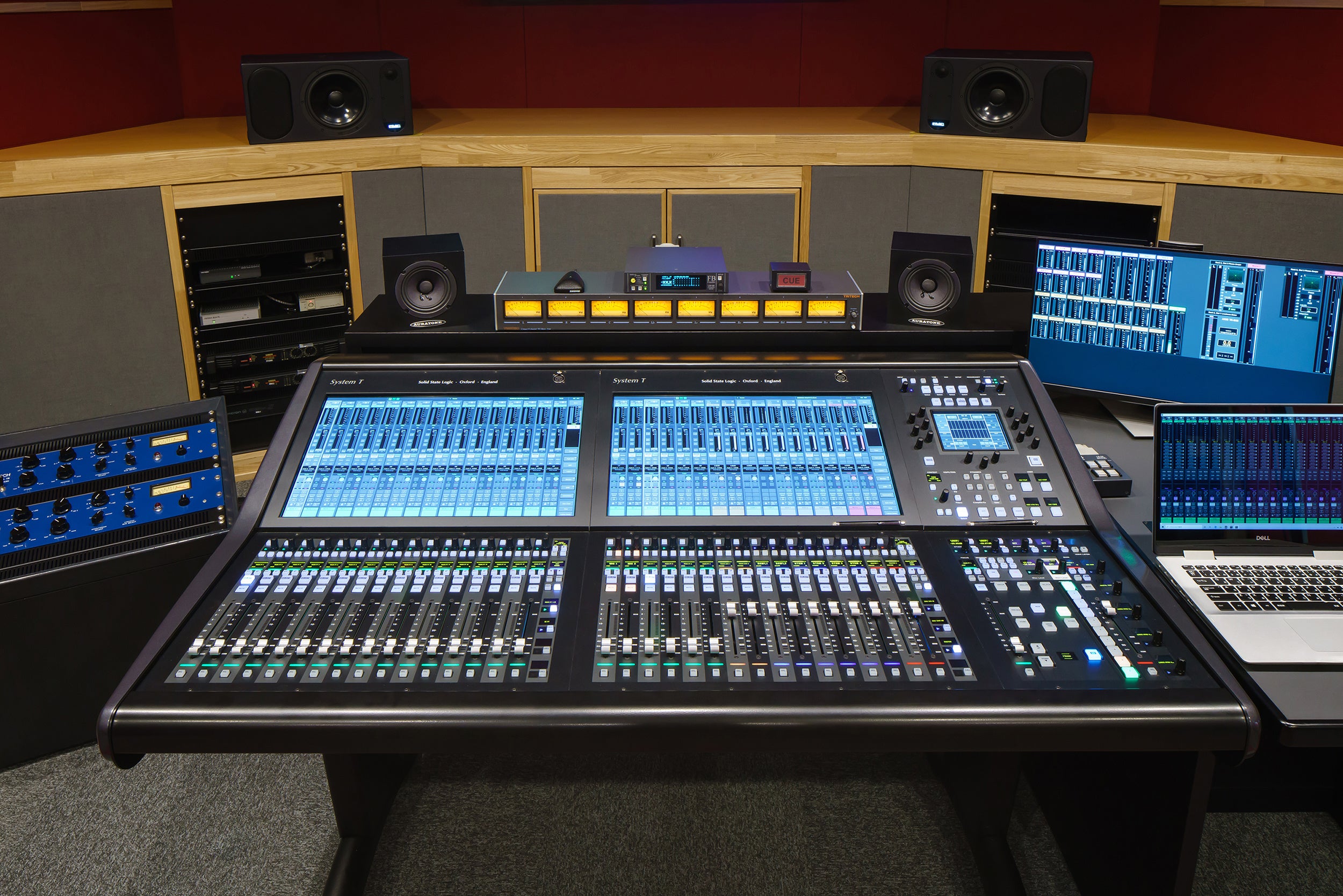 コンソールは、SSL「System T-S500」。ポストプロダクションはもちろん、中継車やラジオスタジオなどプロの現場でも使用