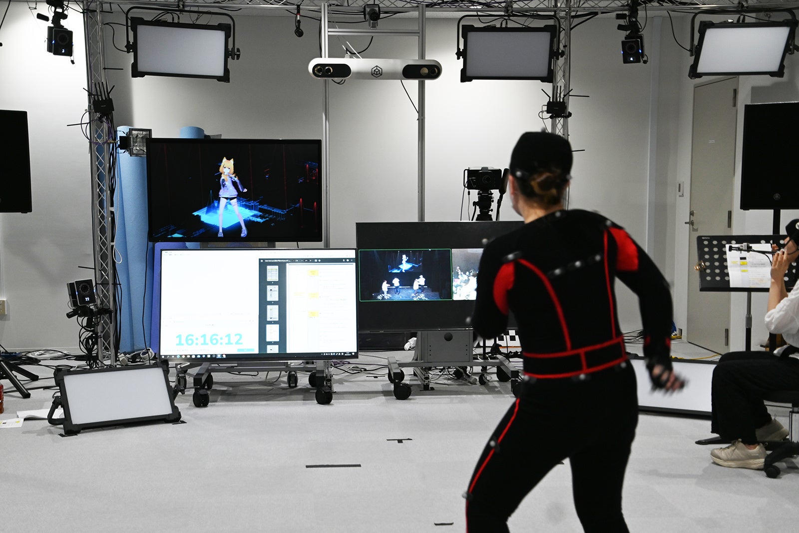 32機のモーションキャプチャーシステム「VICON」が作動