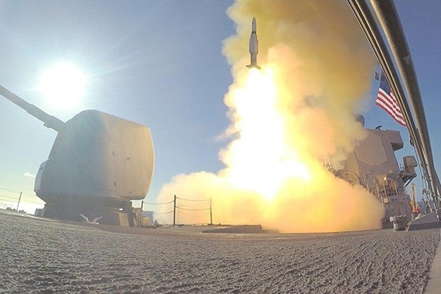 USSドナルド・クック(DDG-75)から発射されるスタンダード・ミサイル2。(Photo U.S. Navy)