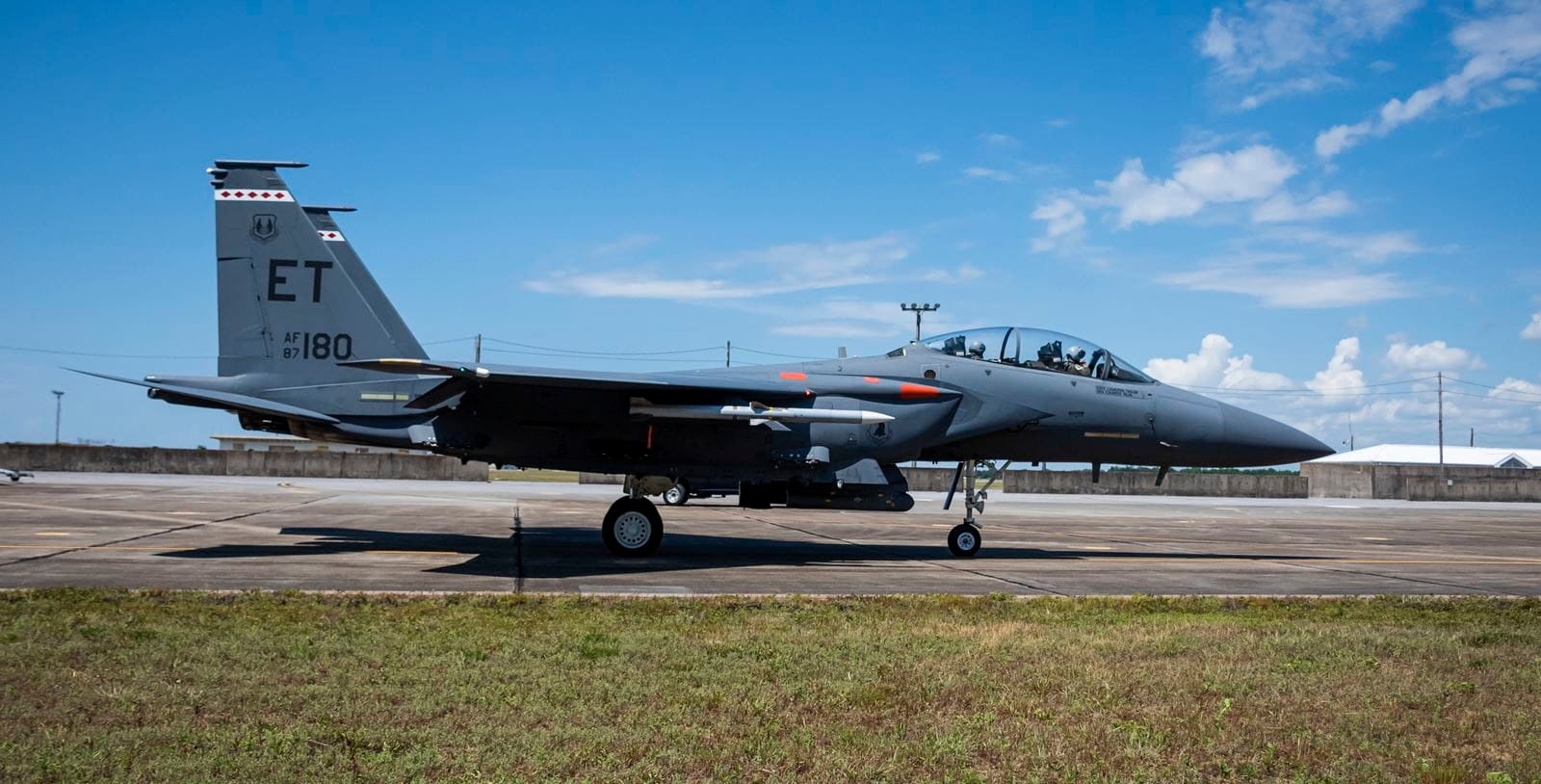 フロリダ州エグリン空軍基地にて、AMRAAM F3Rミサイルの実射試験を行うためタキシングする、AIM-120D3を搭載したF-15Eストライクイーグル。(写真:1st Lt. Lindsey Heflin, U.S. Air Force)