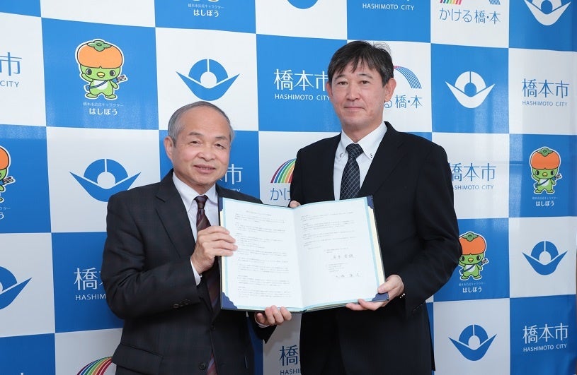 左：平木 哲朗 橋本市長、右：システムエグゼ 大場 康次 代表取締役社長