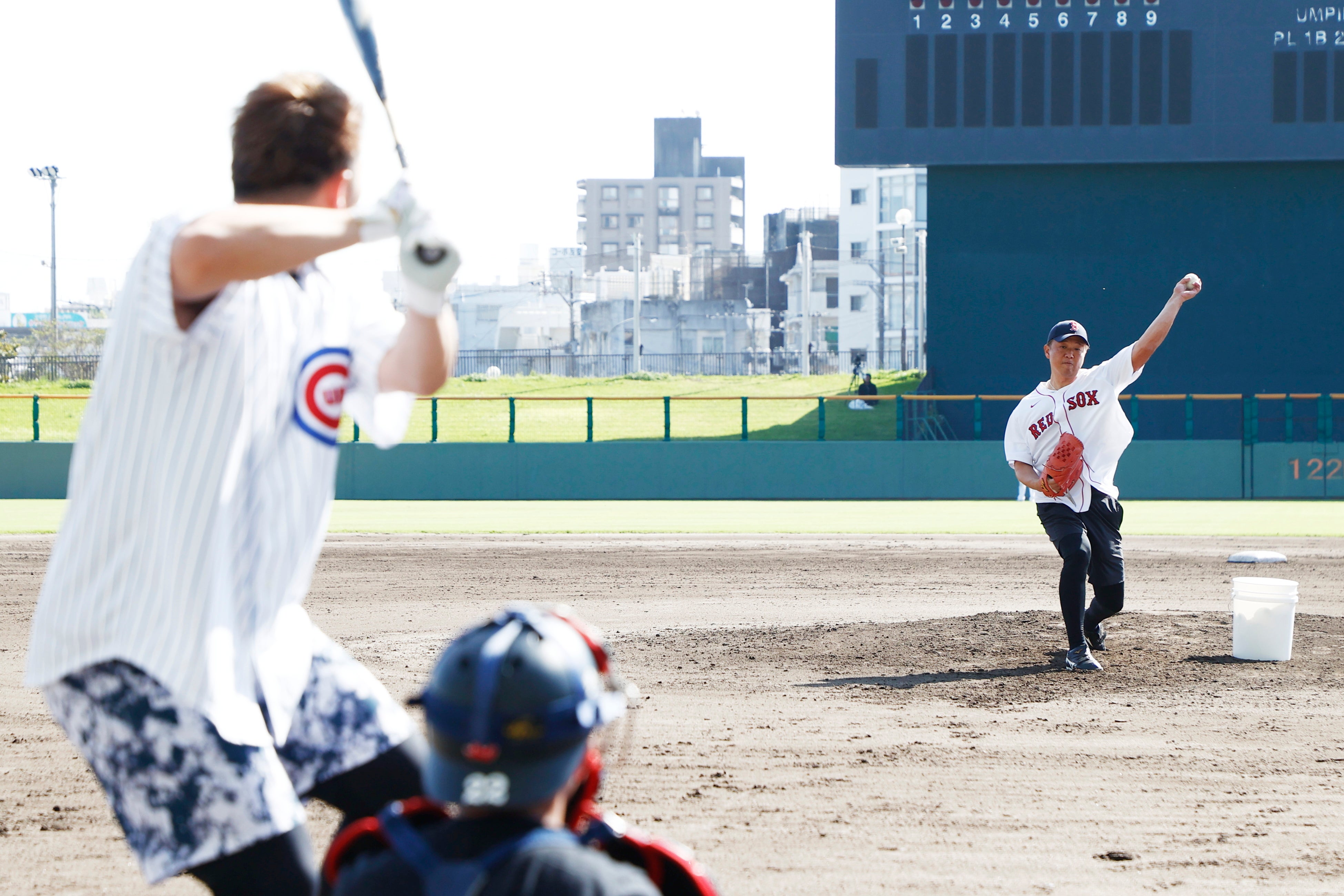ホームランダービーで鈴木誠也選手に投げる岡島秀樹さん