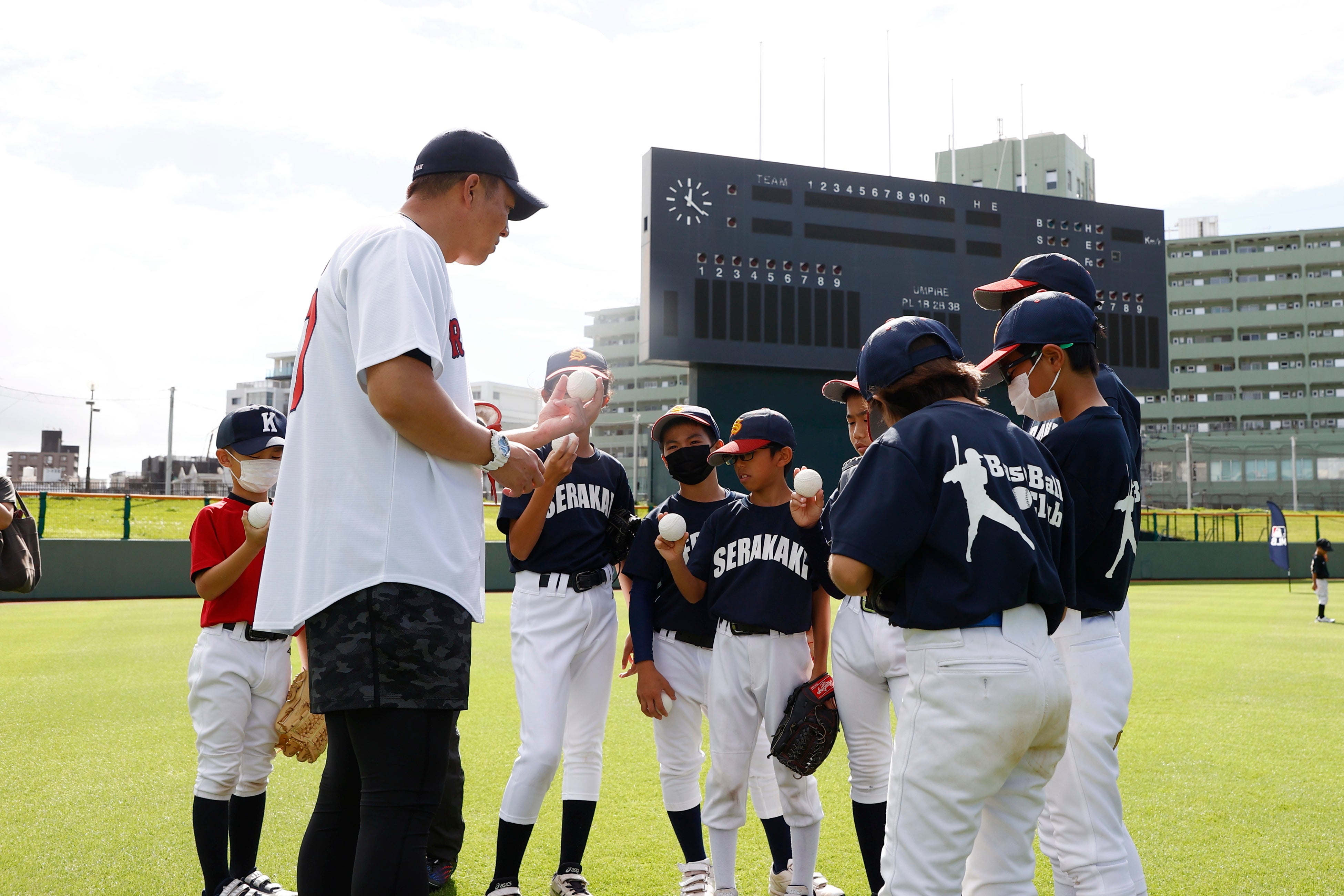 地元の子どもたちが、岡島秀樹さんのベースボールクリニックに参加