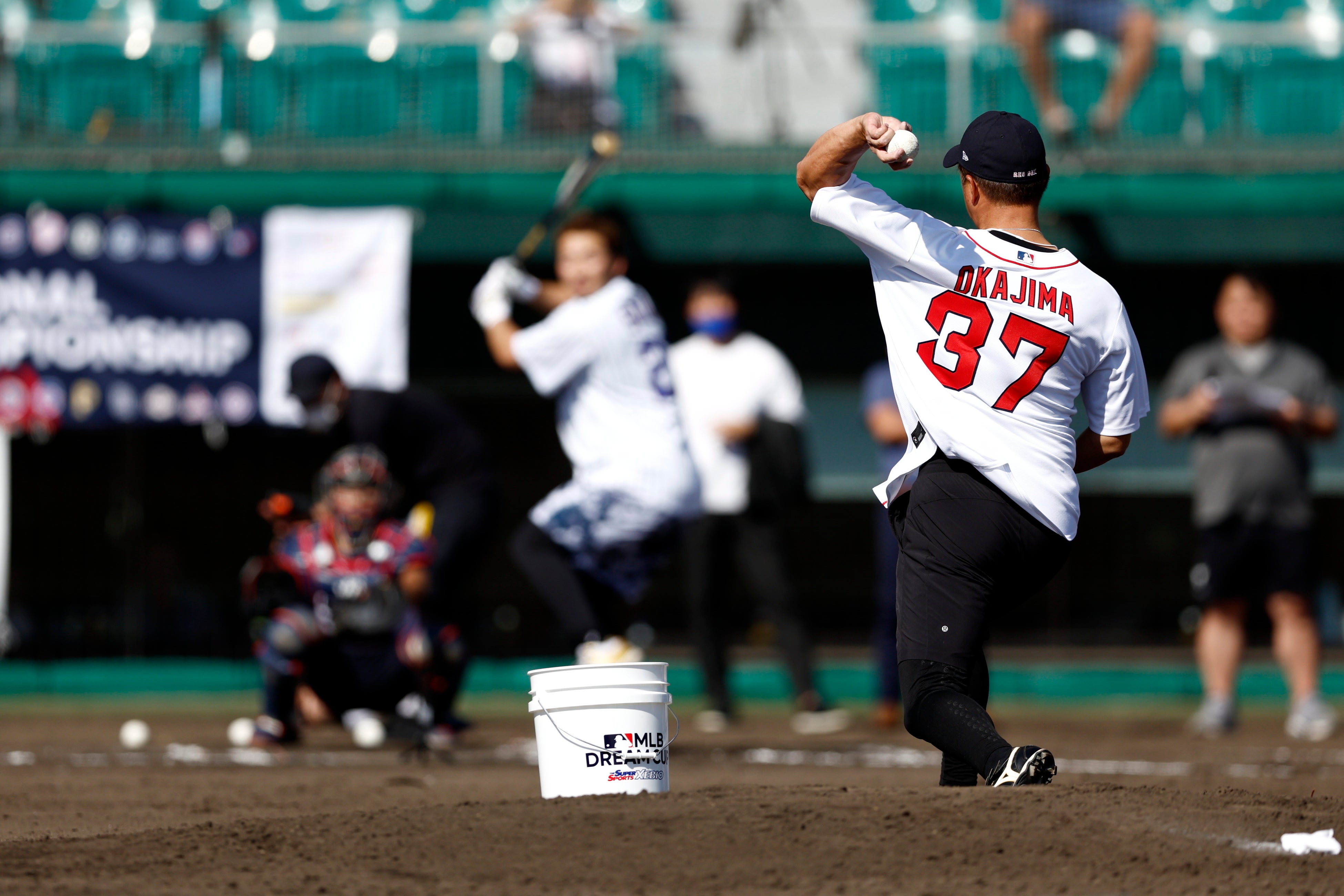 ホームランダービーで鈴木誠也選手に投げる岡島秀樹さん