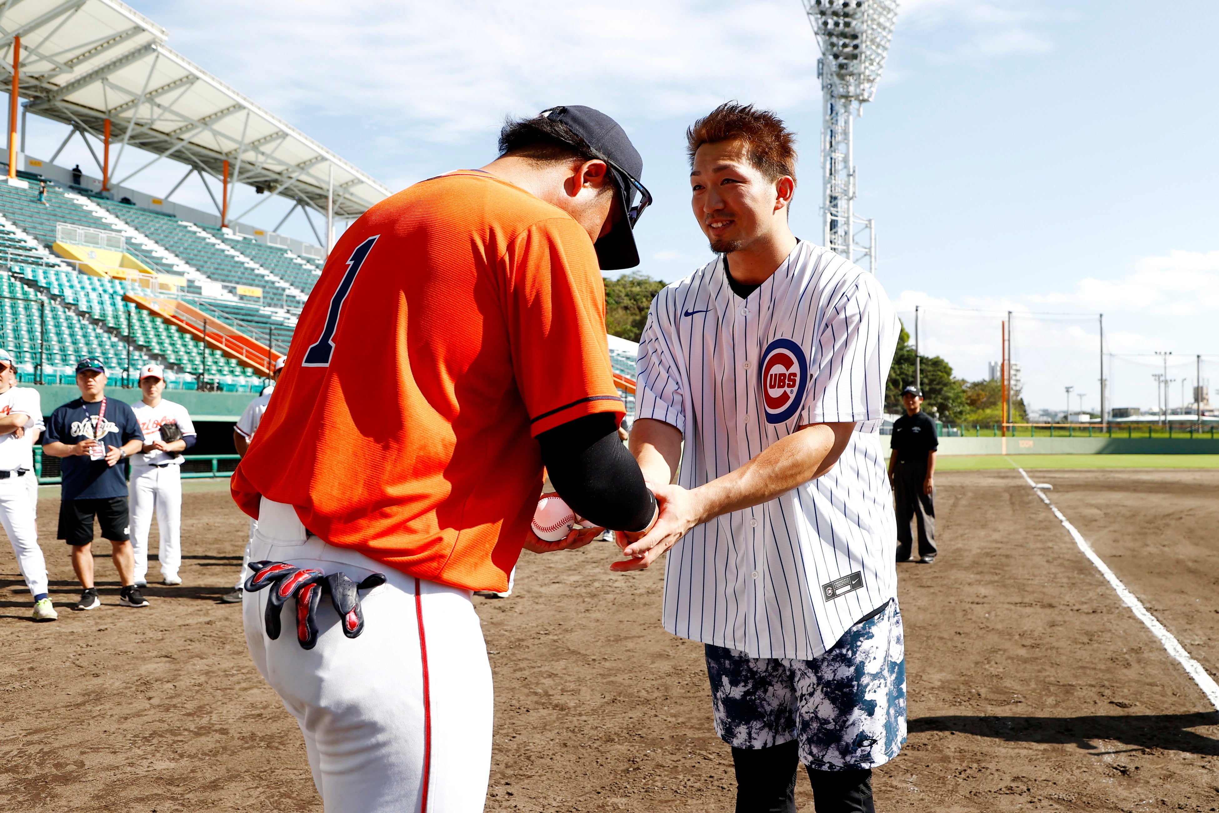 ホームランダービーの勝者を称える鈴木誠也選手