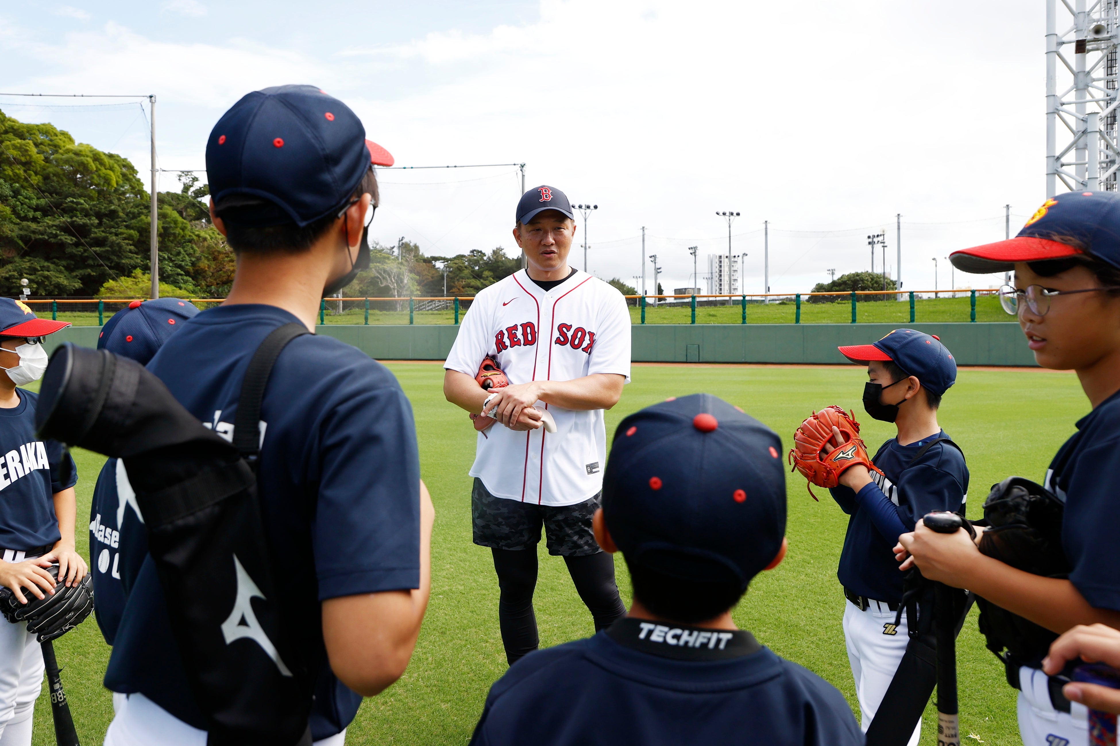 地元の子どもたちが、岡島秀樹さんのベースボールクリニックに参加