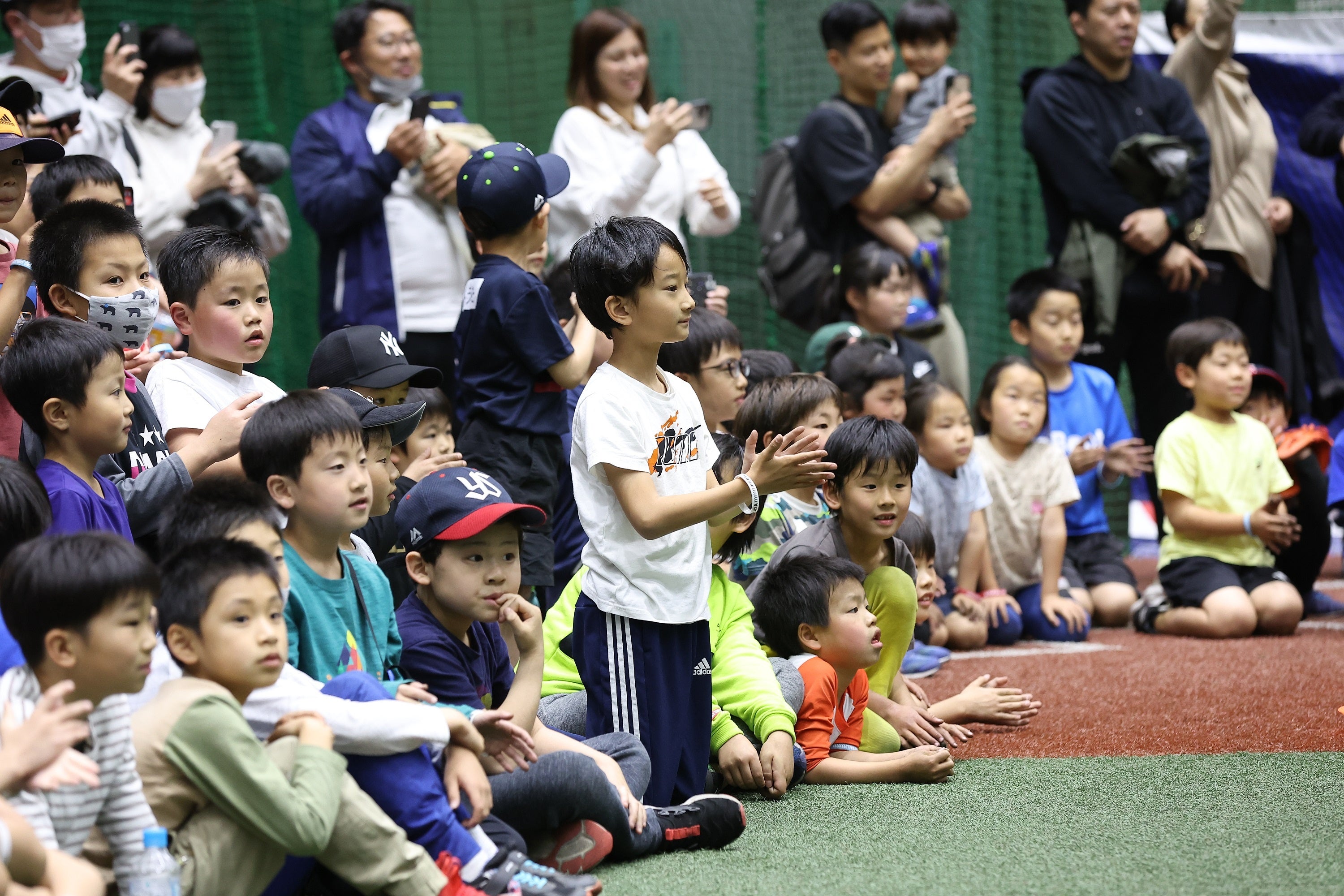 元メジャーリーガーのデモンストレーションに息をのむ子どもたち