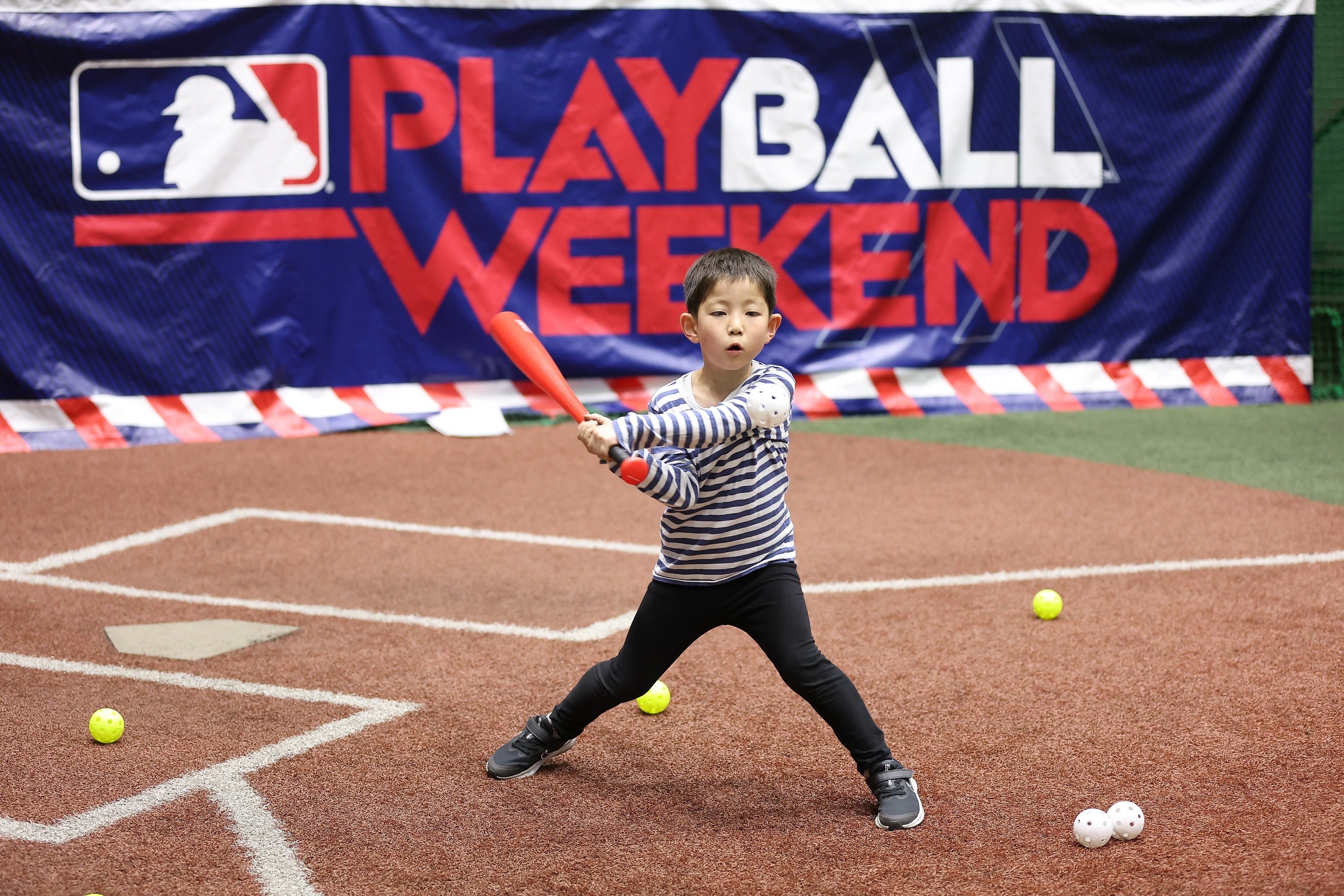 初めての野球を楽しむ子どもたち