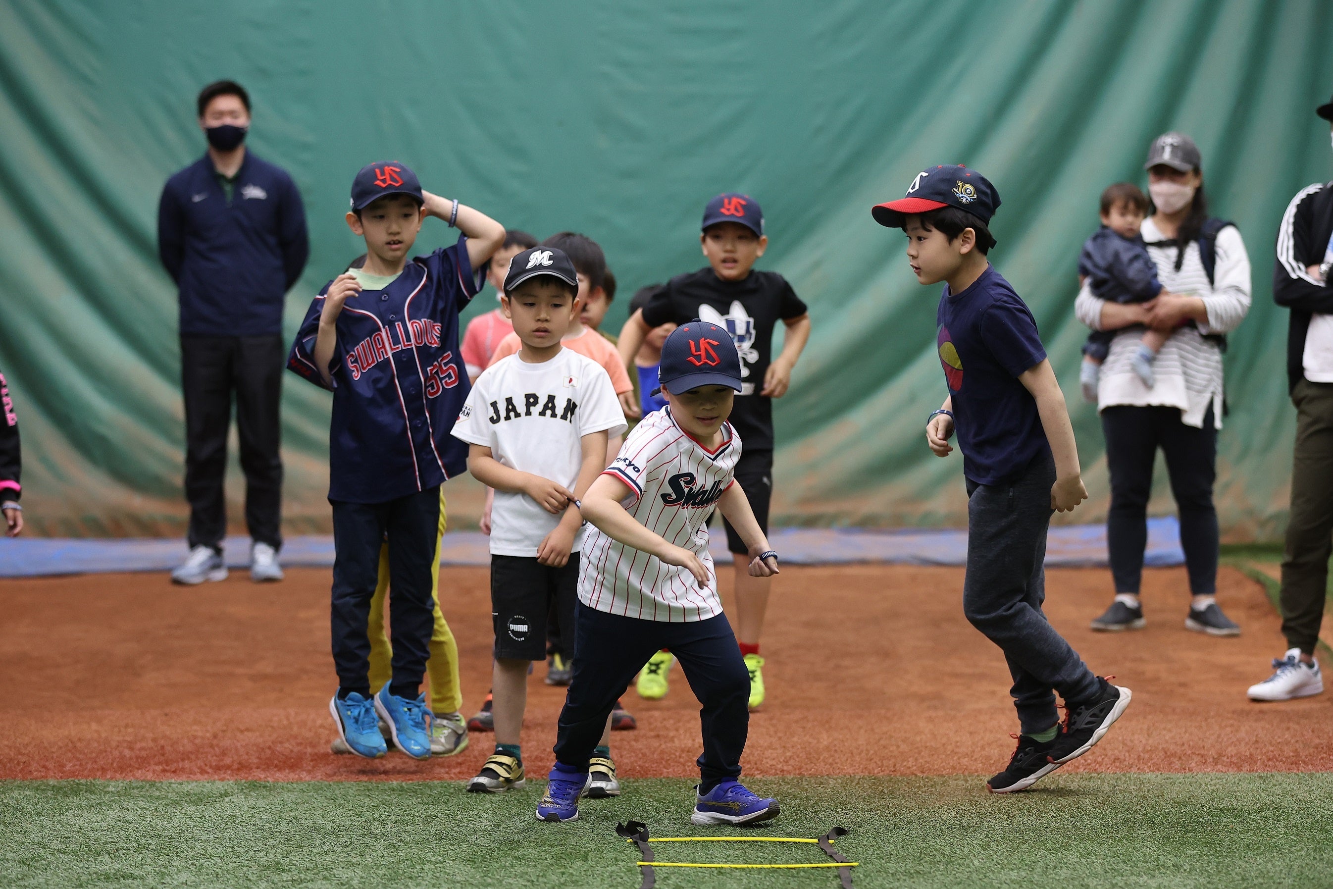 初めての野球を楽しむ子どもたち