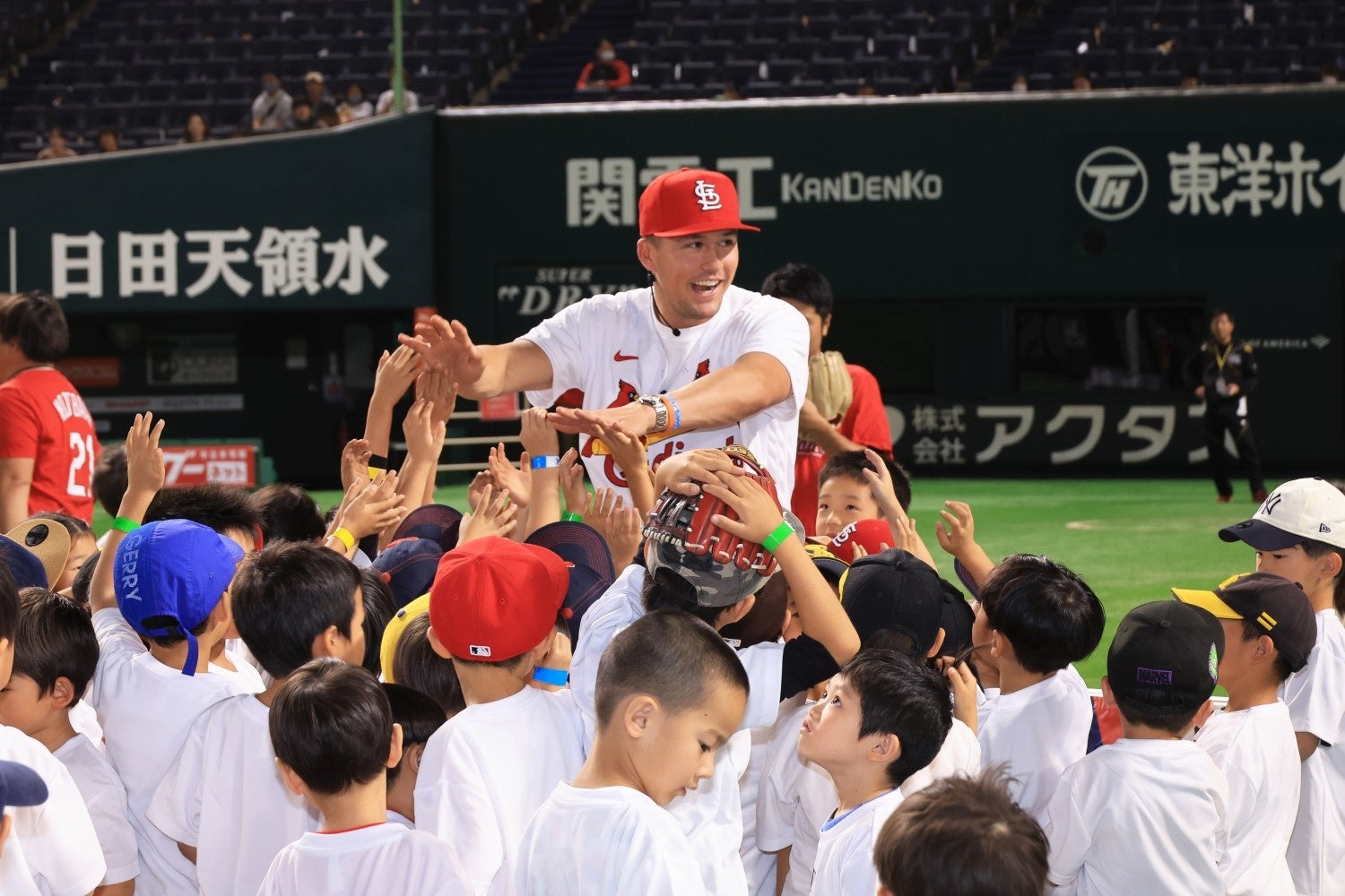 ヌートバー選手との交流を楽しむ子どもたち