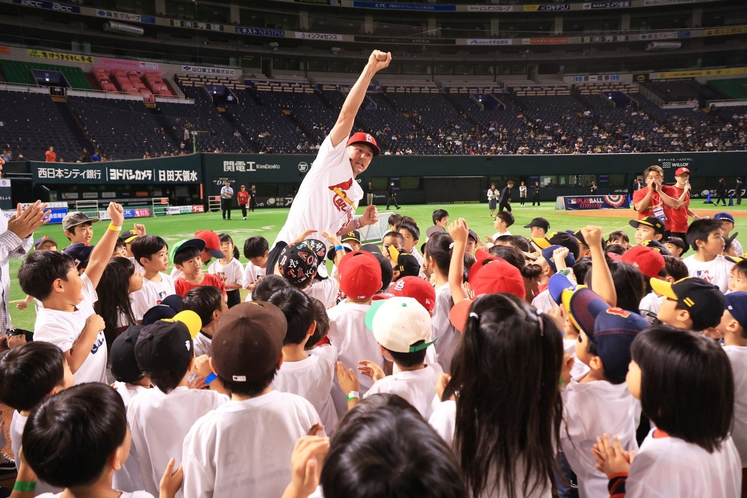 ヌートバー選手との交流を楽しむ子どもたち