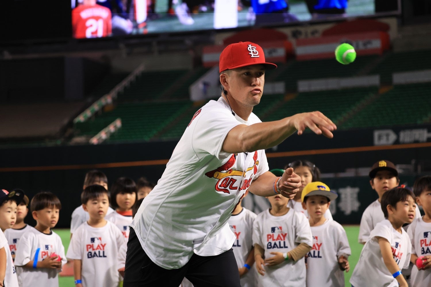 ヌートバー選手の指導を熱心に聞く子どもたち