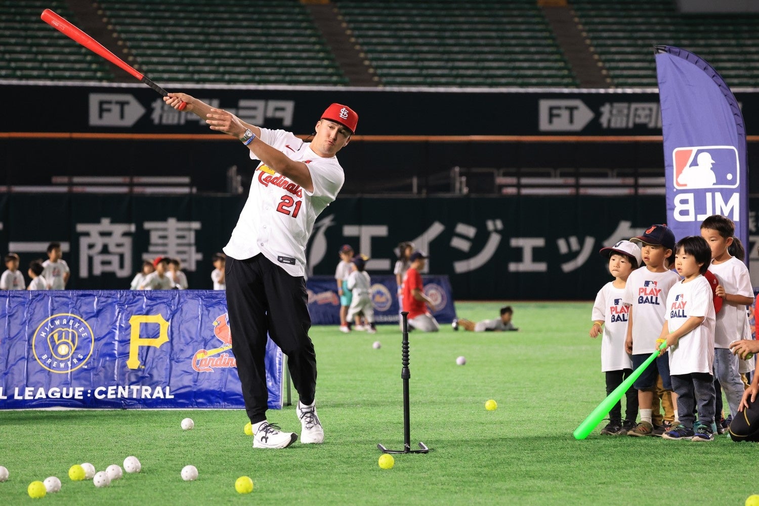 ヌートバー選手の指導を熱心に聞く子どもたち