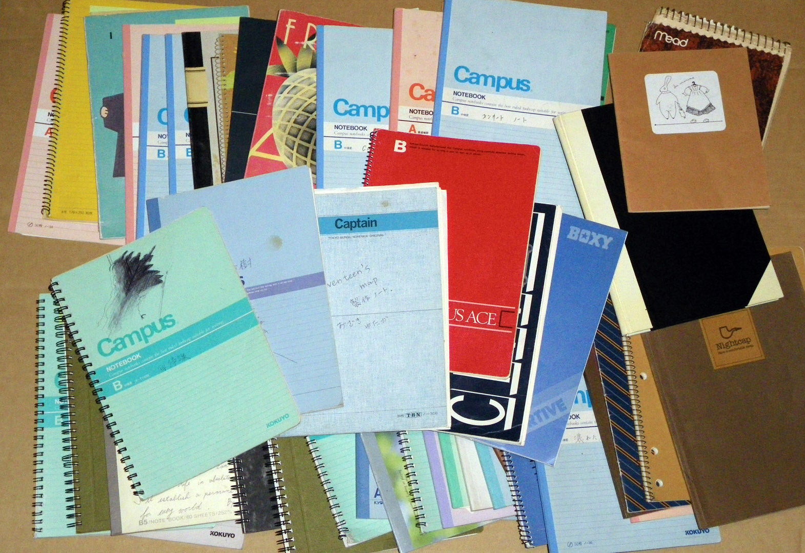 歌詞や日々の想いを書き貯めた多数のノート