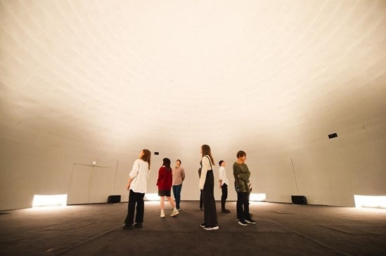 実験ドームリニューアル記念:evala氏と真鍋大度氏のコラボ作品披露!半球型サラウンドシアターが進化 実験ドームリニューアル記念:evala氏と真鍋大度氏のコラボ作品披露!半球型サラウンドシアターが進化