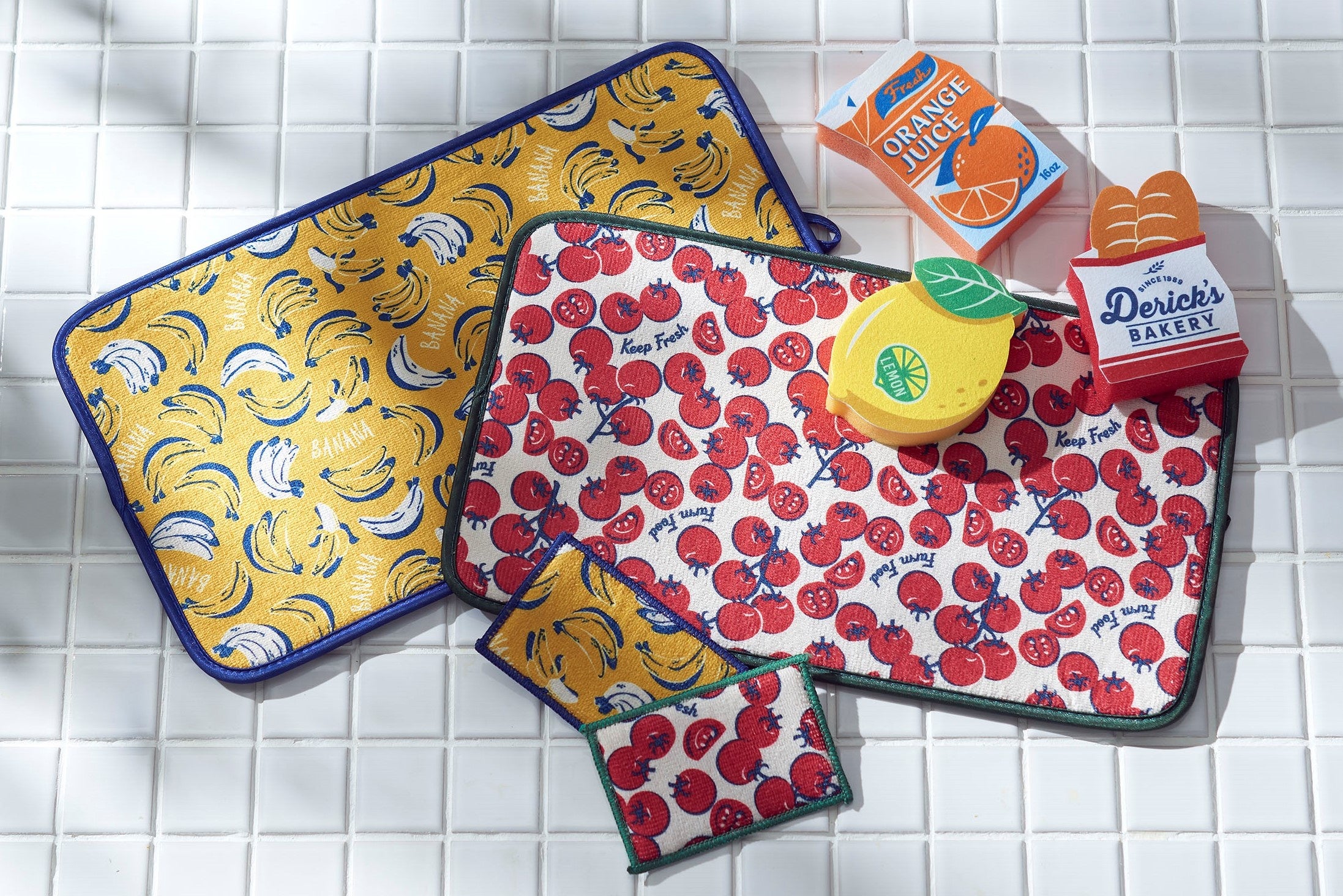 （右上）「キッチンスポンジ」価格：各107円、（中央）「ドライングマット M」価格：各429円、（下）「マイクロファイバーキッチンスポンジ 5P」価格：各209円