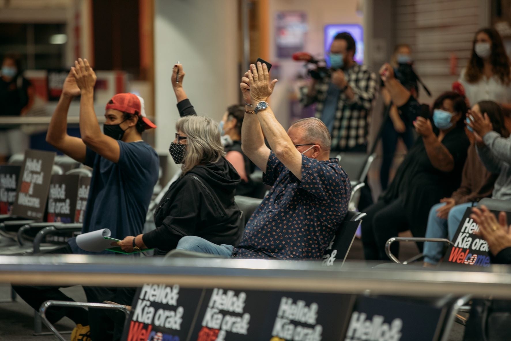 海外からの渡航者を歓迎する人々