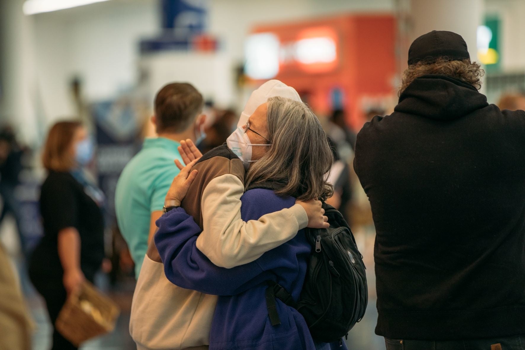再会を喜ぶ人々