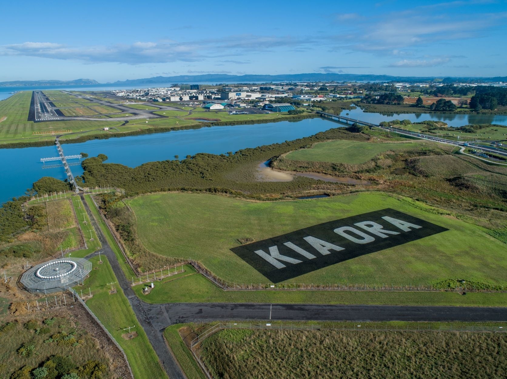 空港には上空から見える歓迎の挨拶「キアオラ」の文字