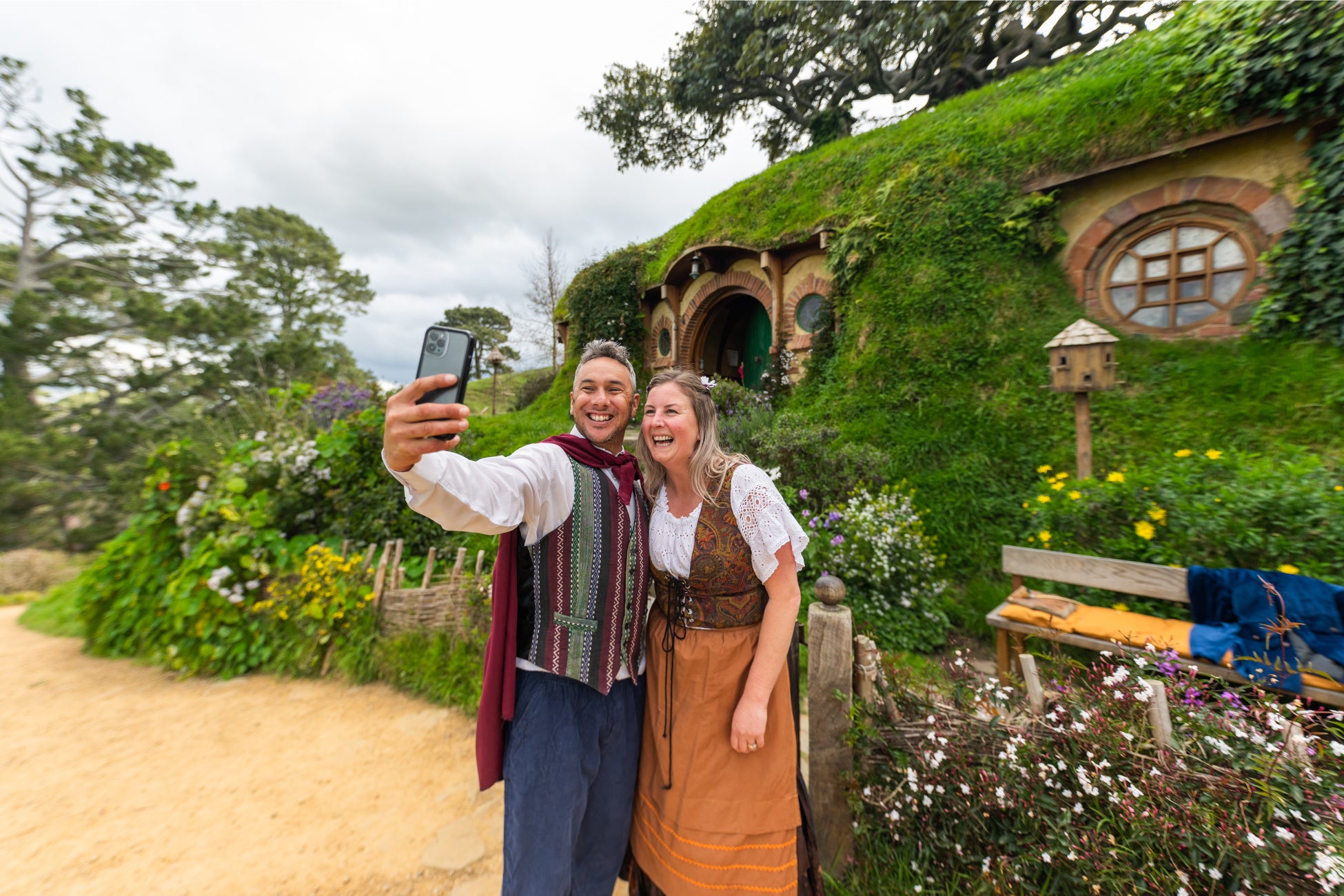 ホビトン・ムービー・セットを楽しむ人々 ©Hobbiton