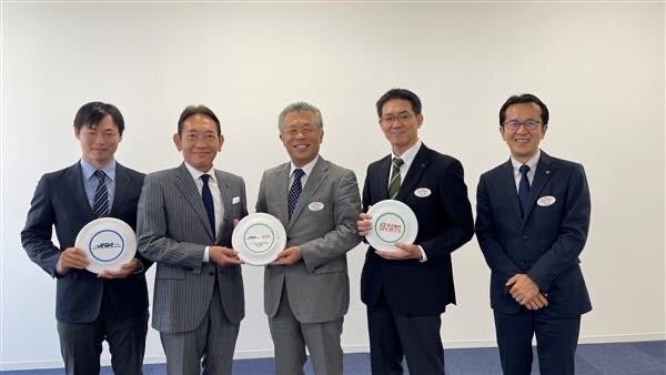 表敬訪問の様子（左から 日本フライングディスク協会 管理本部長 齋藤勇太、会長 齊藤晴義 京王観光 取締役社長 竹内健、常務取締役 志賀英介、取締役旅行事業部長 及川源彦）