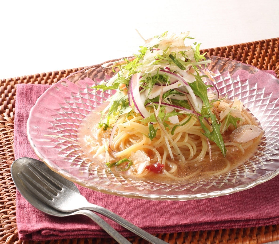 【ドレッシング うめ アレンジ例】蒸し鶏と香味野菜、梅みぞれの冷製パスタ
