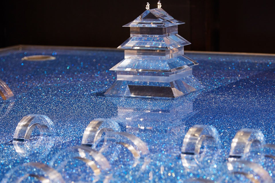 大阪城のオブジェをあしらった水盤