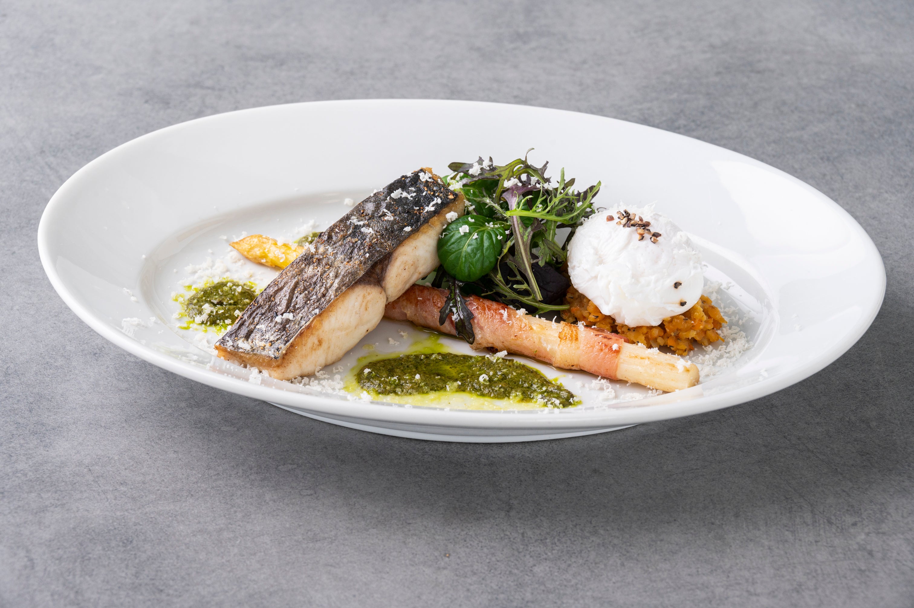 鰆のポワレ ホワイトアスパラガス レンズ豆 ポーチドエッグ バジルのソース