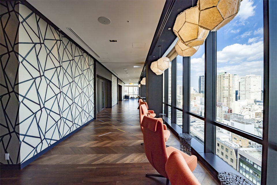 ホテル最上階にある宴会場のホワイエからは、大阪城や御堂筋など大阪の街並みが一望できます。