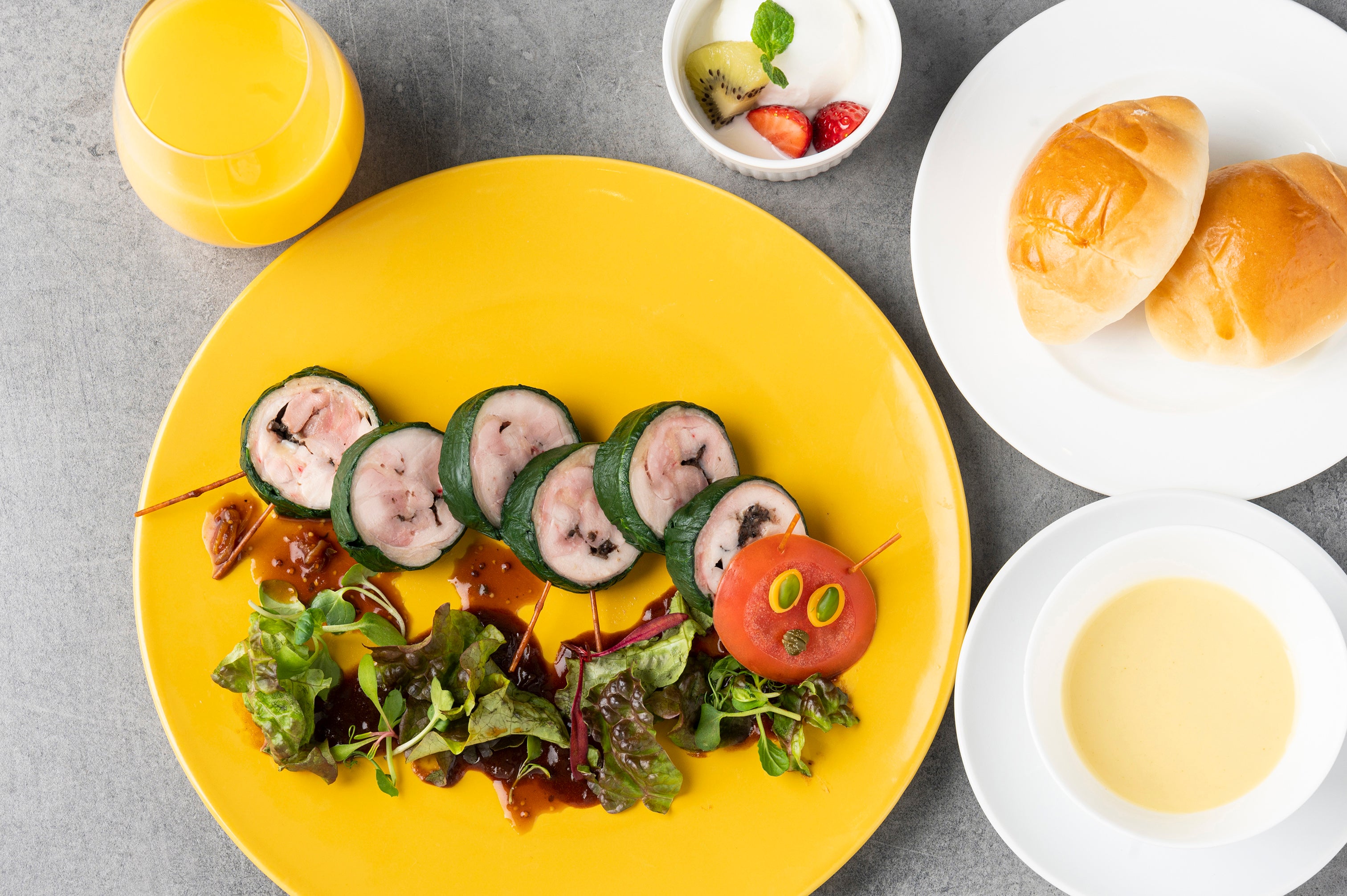 はらぺこあおむし プレート ￥2,800 スープ・パン・ジュース・ミニデザート 