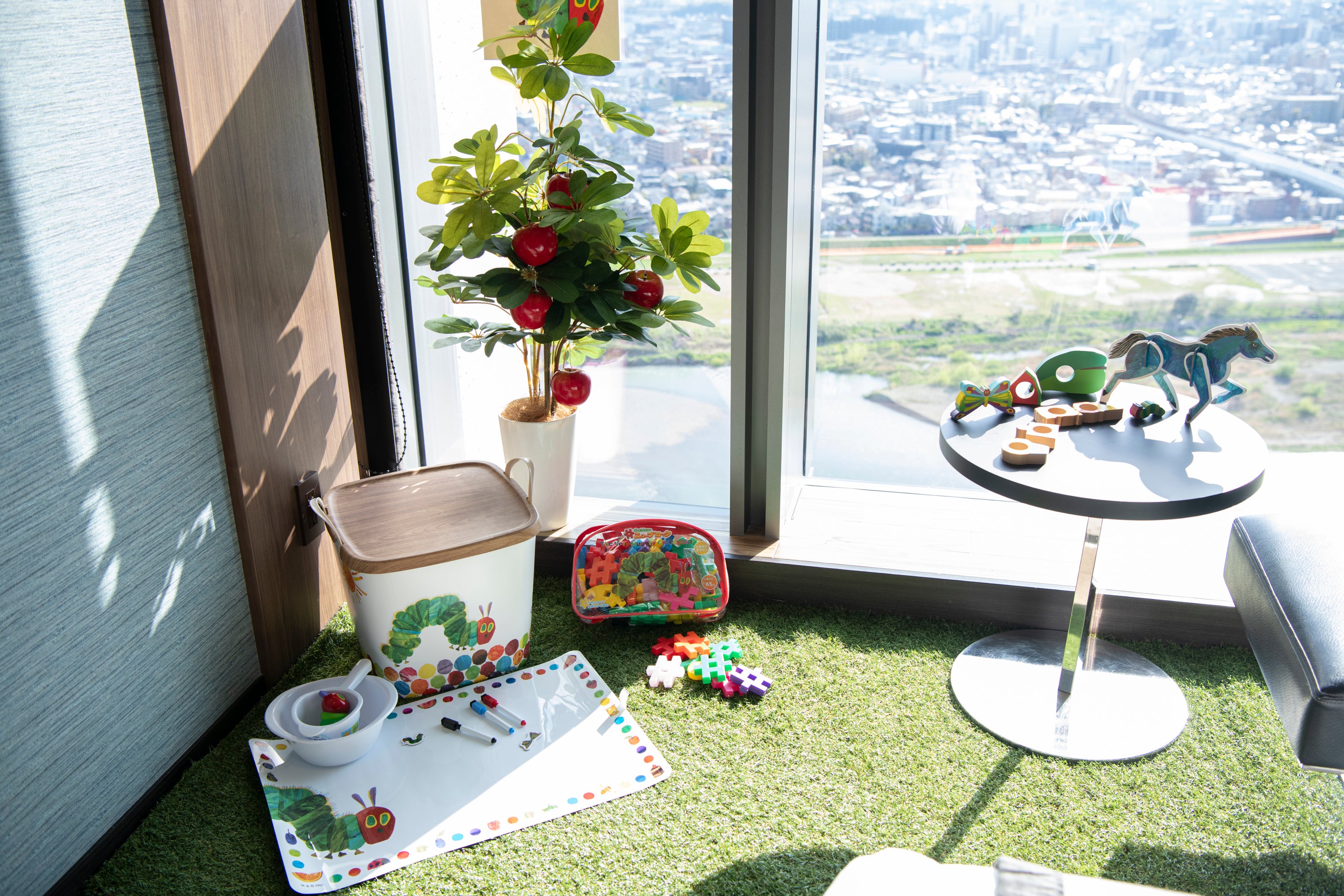 多摩川や富士山を背景に裸足で安心して遊べる「キッズスペース」