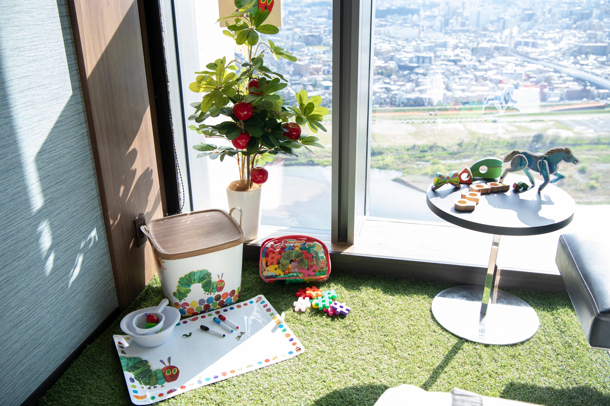 多摩川や富士山を背景に裸足で安心して遊べる「キッズスペース」