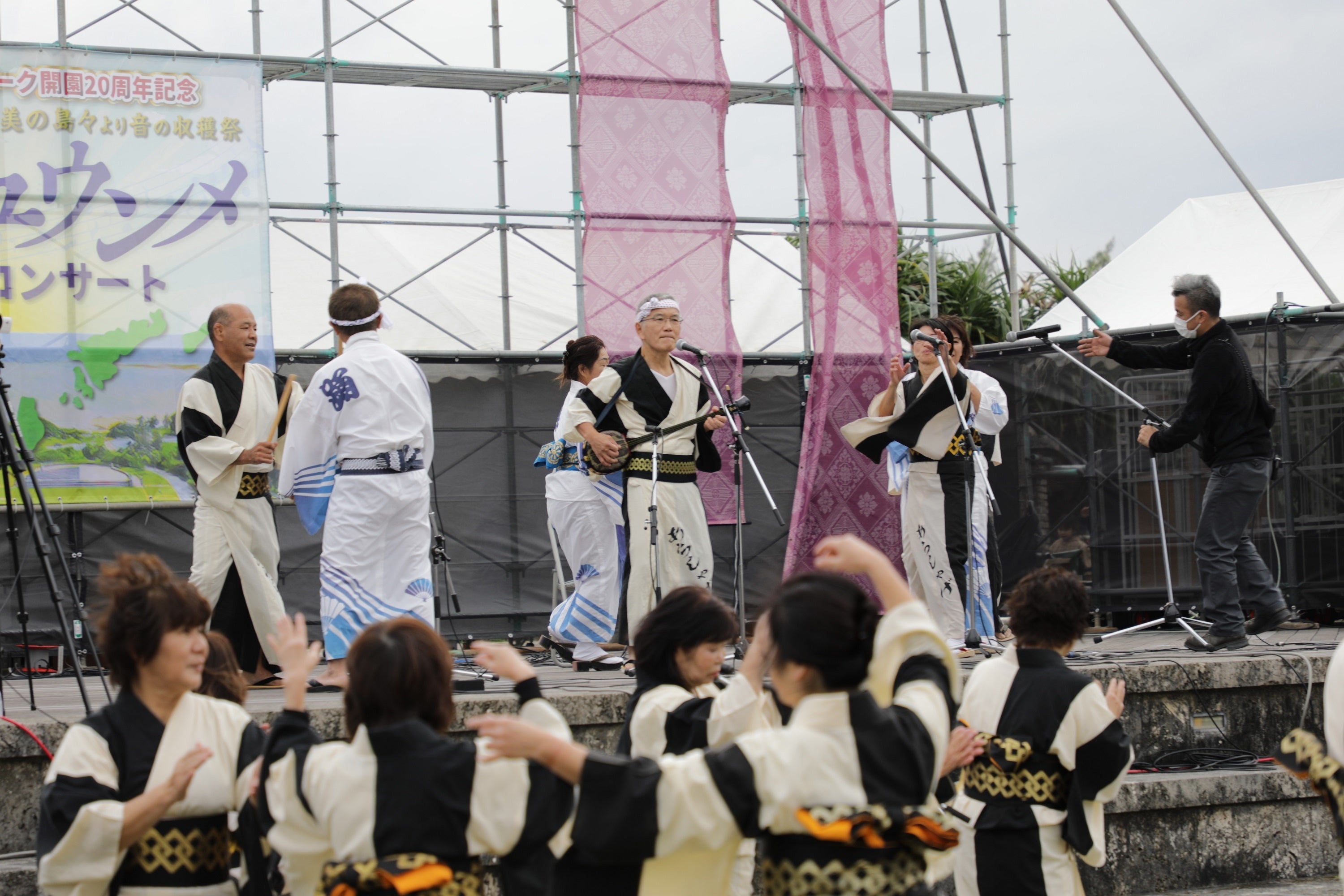現地で島唄・島踊りを楽しむ人々