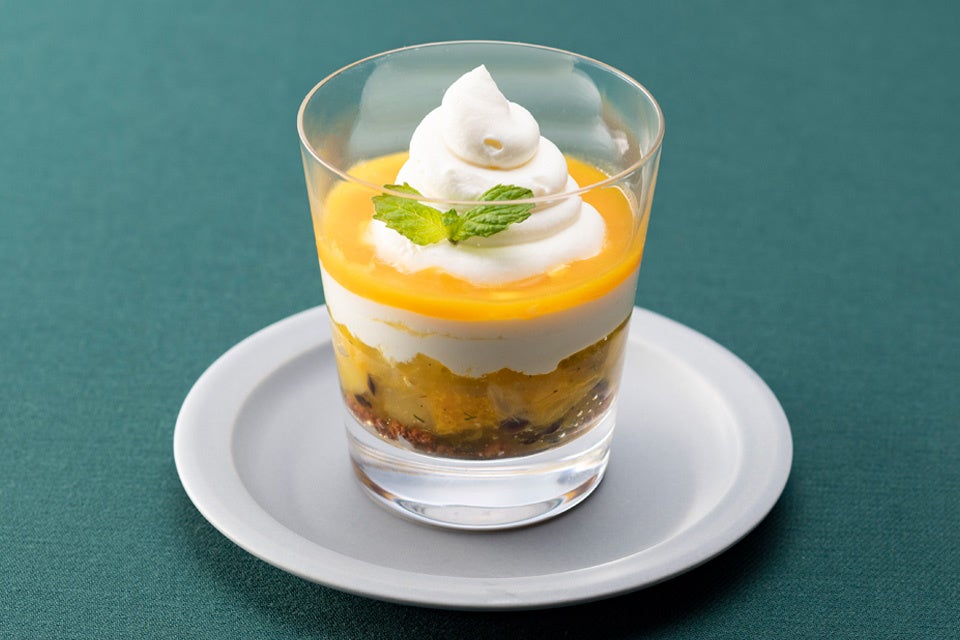 ミニパフェ～ヨーグルト・パイナップル・パッションフルーツジュレ・マンゴーソース～