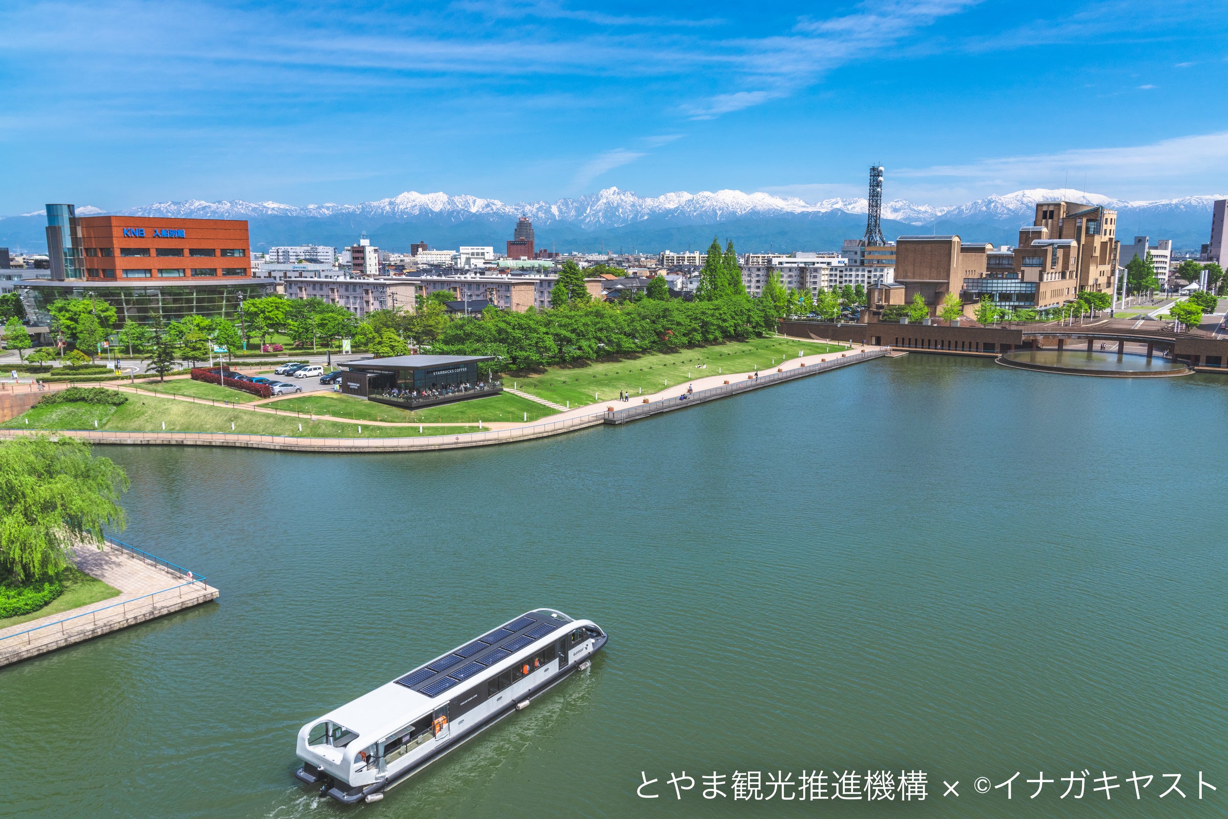 富岩運河環水公園　立山連峰と富岩水上ライン