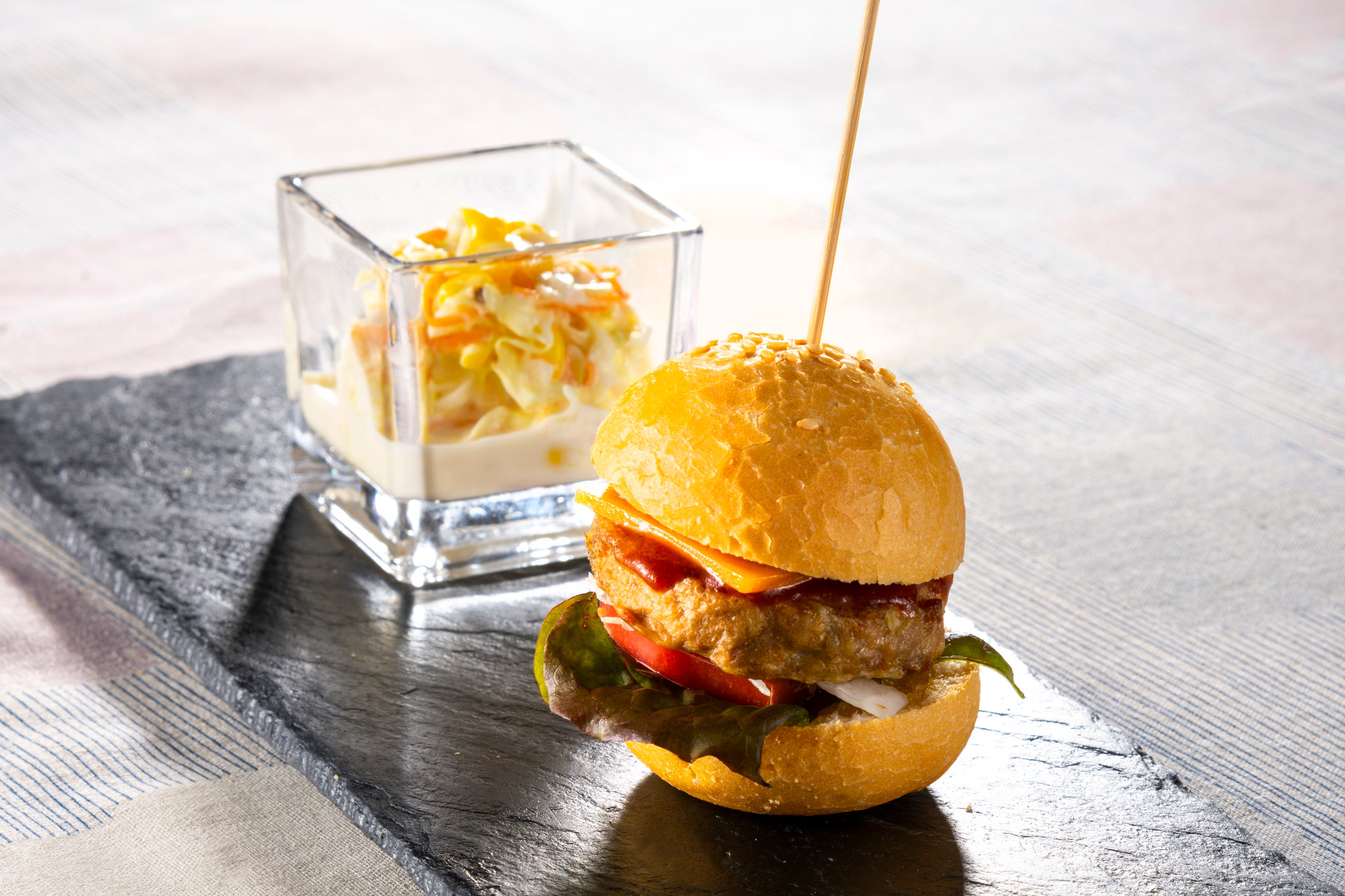 ミニ佐世保バーガーとコールスローサラダ