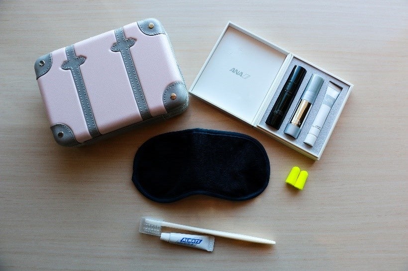 ANA国際線ファーストクラスで提供中のアメニティポーチ