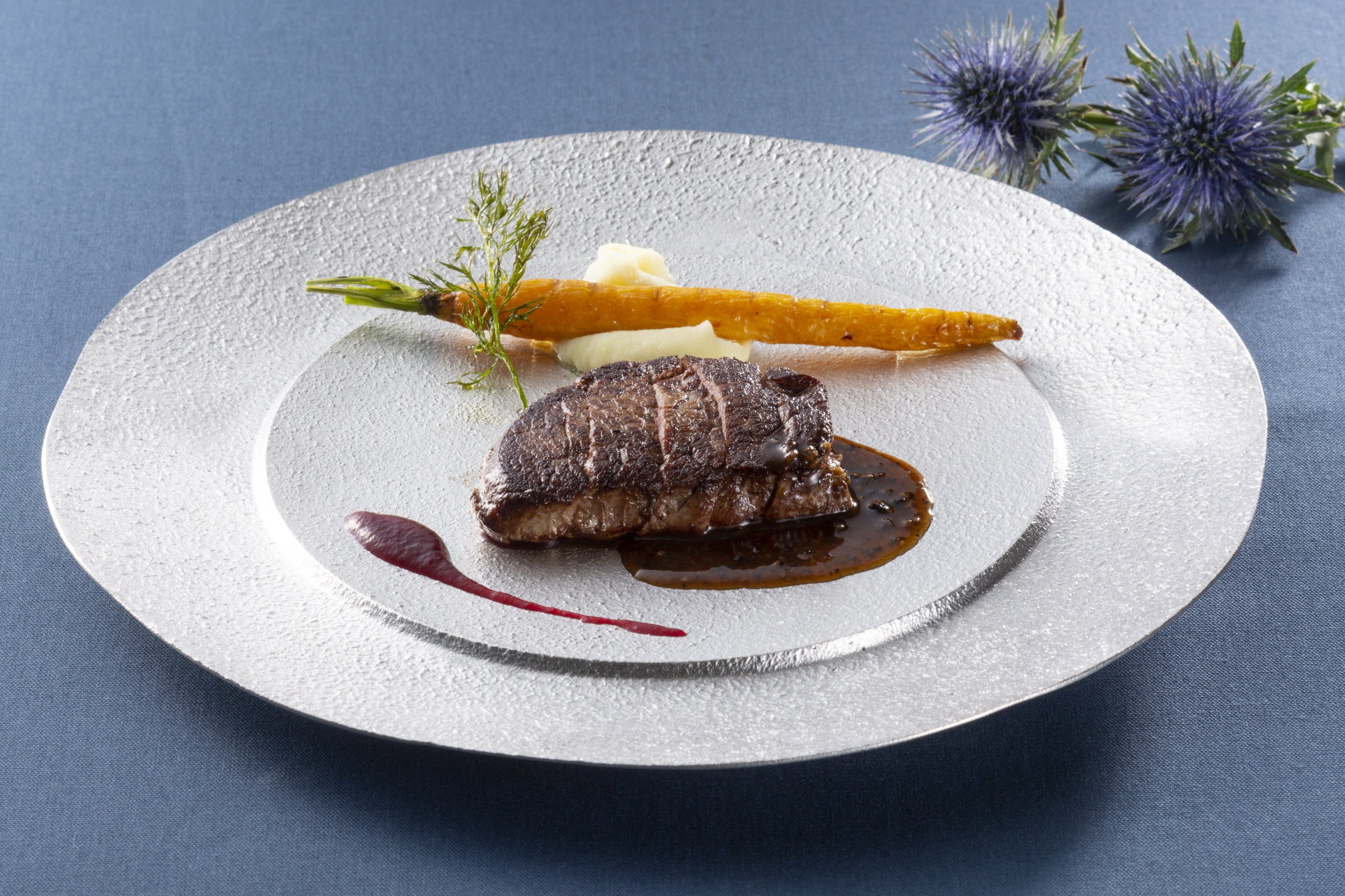 富山県産牛フィレ肉のポワレ 芳醇なトリュフソースとビーツのルージュ