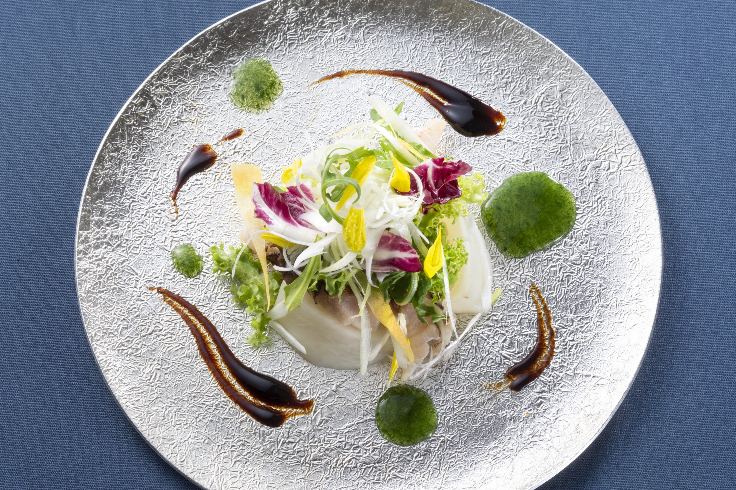 昆布塩でマリネした富山湾の魚介パヴェ仕立て 彩りサラダを添えて