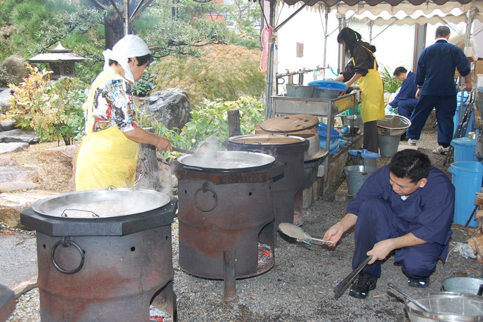 【南御堂】お斎「ぎんなん粥」の仕込み