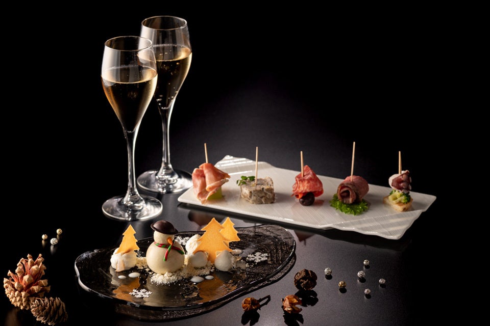 グラススパークリングワインとクリスマスプレート